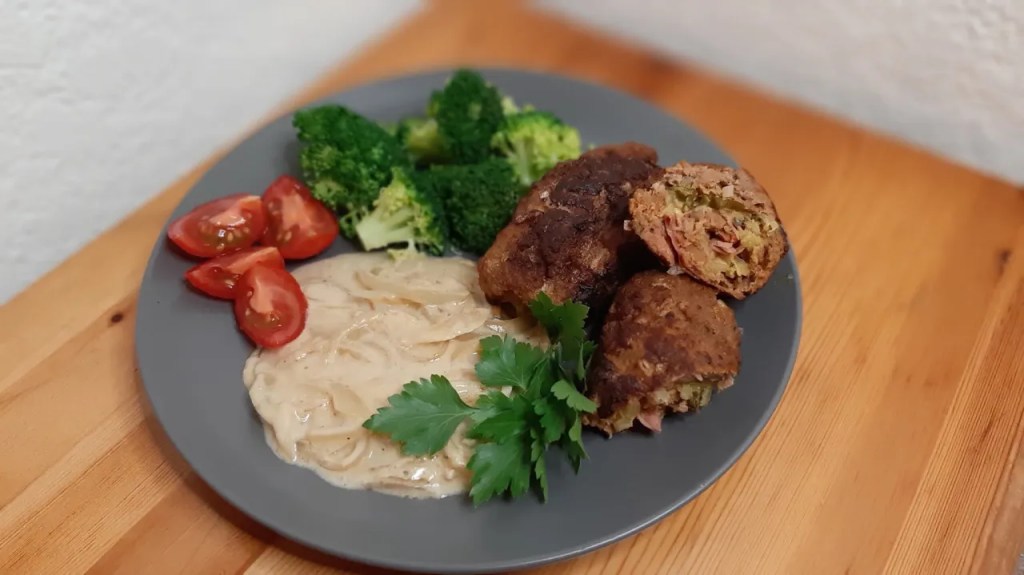 РУЛАДИНИ ОТ КАЙМА С ЛУЧЕН СОС И&nbsp;БРОКОЛИ