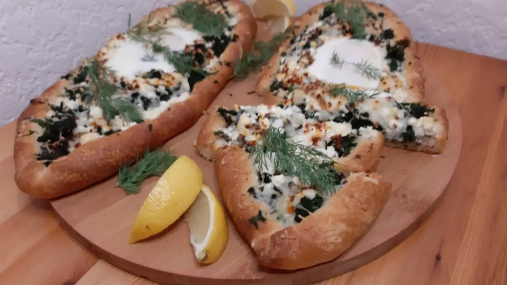 ХАЧАПУРИ С КЕЙЛ И ЯЙЦЕ Chatschapuri mit Spiegelei und&nbsp;Grünkohl