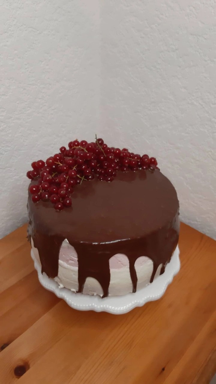 ТОРТА С БАВАРСКИ КРЕМ, МАСКАРПОНЕ И ЧЕРВЕН&nbsp;КАСИС