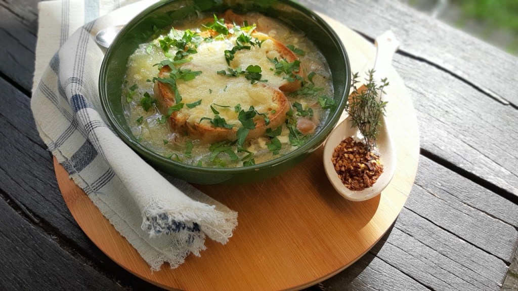 АЛПИЙСКА ЛУЧЕНА СУПА С ГОРСКИ ГЪБИ Zwiebelsuppe mit&nbsp;Pilzen