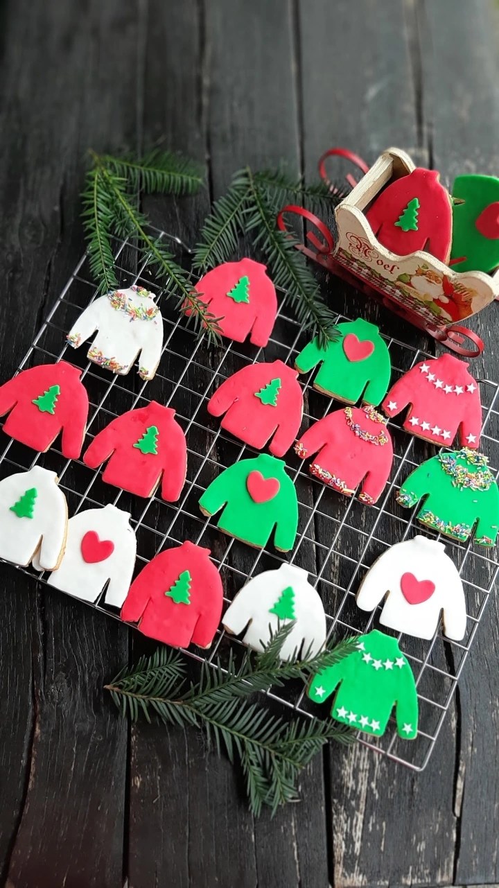 КРАСИВИ КОЛЕДНИ ПУЛОВЕРИ – БИСКВИТКИ С ФОНДАН&nbsp;ДЕКОРИРАНИ