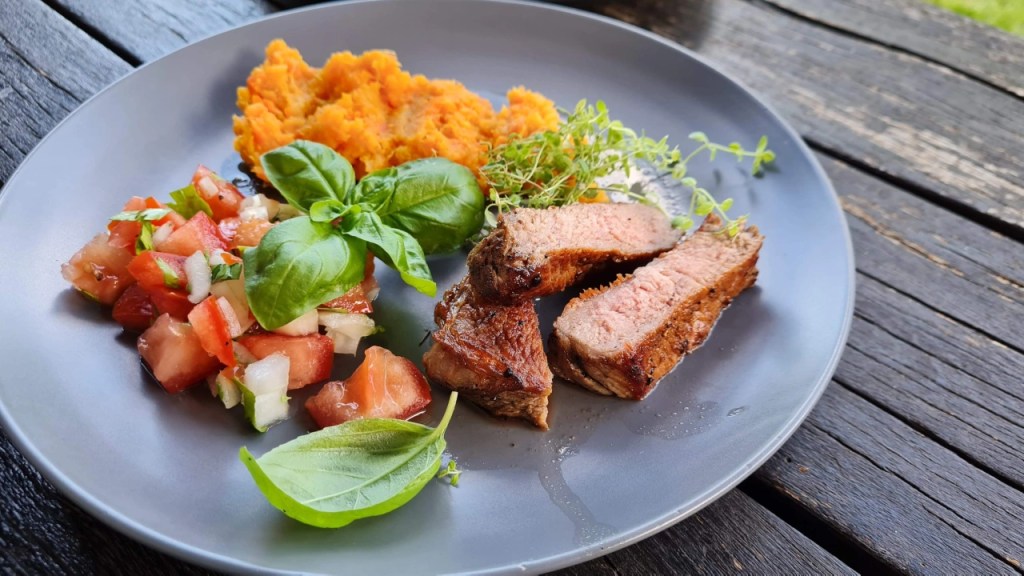 СОЧЕН ТЕЛЕШКИ СТЕК С ПЮРЕ ОТ СЛАДКИ&nbsp;КАРТОФИ