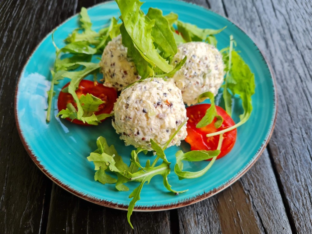 РОКА С МУС ОТ КРЕМА СИРЕНЕ И ЦВЕТНА&nbsp;КИНОА