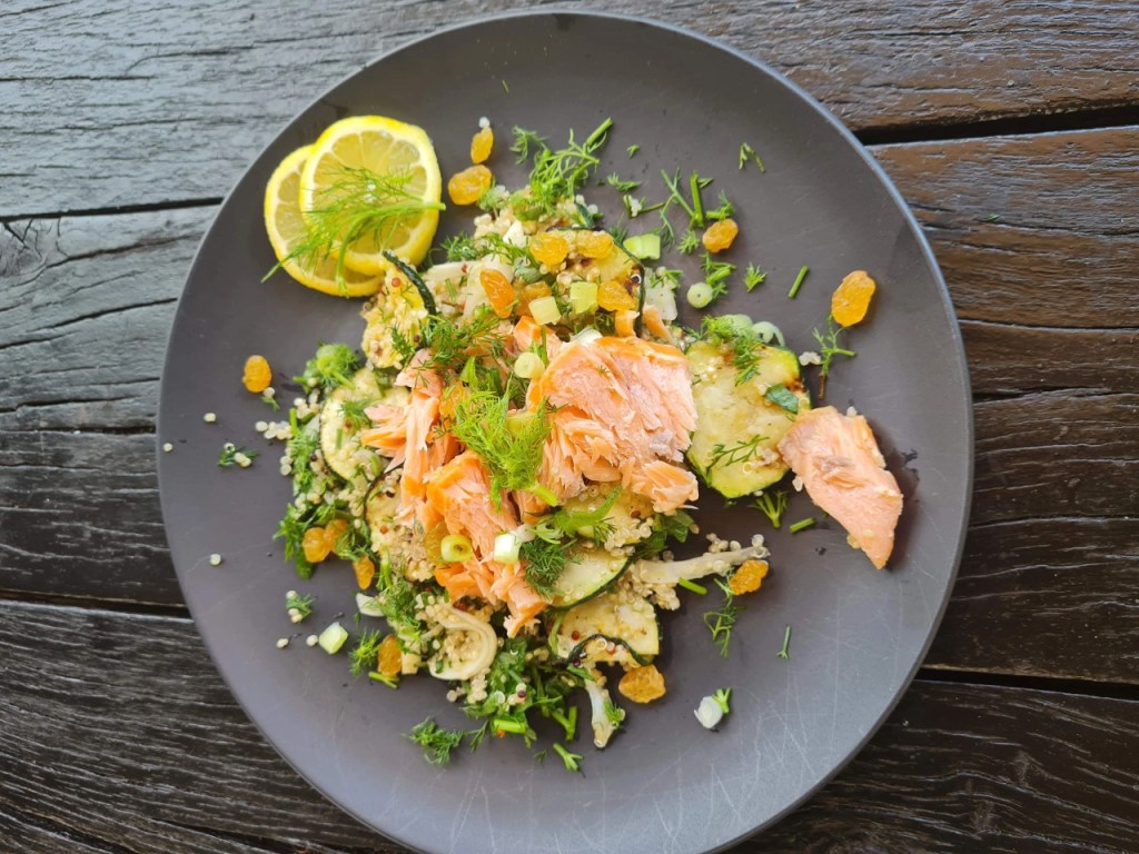 САЛАТА ОТ КИНОА С ТИКВИЧКИ, РЕЗЕНЕ И ТОПЛО – ПУШЕНА&nbsp;СЬОМГА