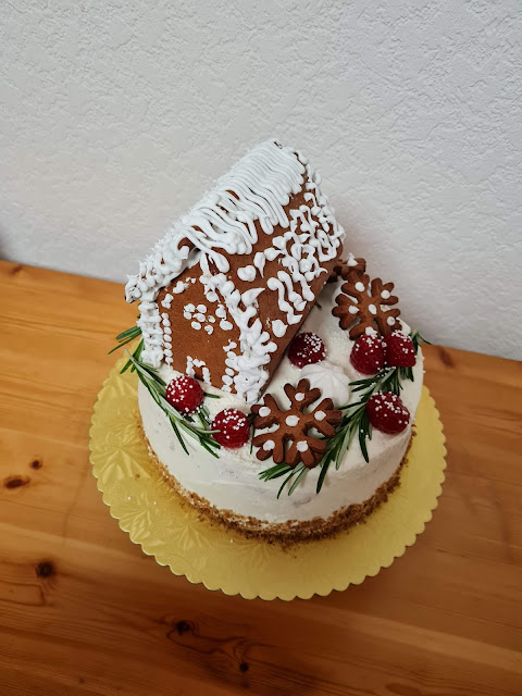 БЯЛА КОЛЕДНА ТОРТА С МЕДЕНА&nbsp;КЪЩИЧКА