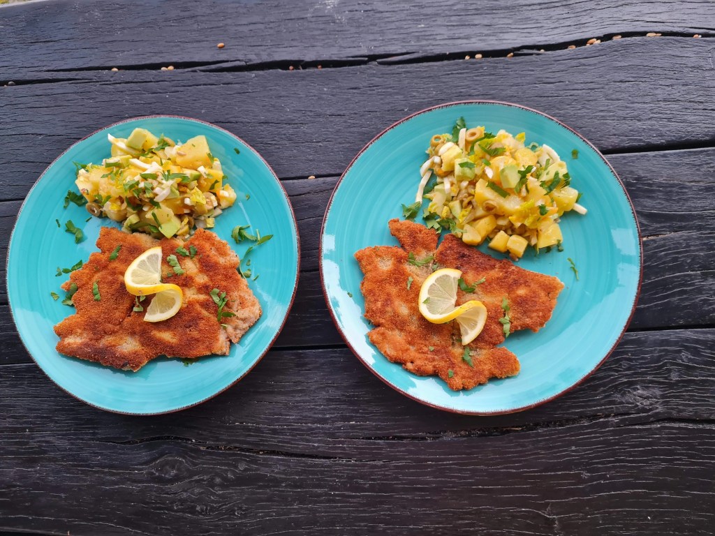 ХРУПКАВ ШНИЦЕЛ ОТ ШАРАН И КАРТОФЕНА САЛАТА С&nbsp;АВОКАДО