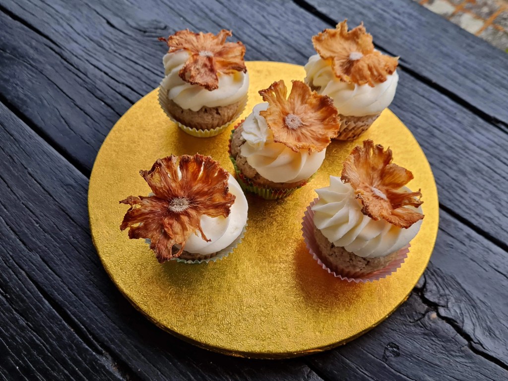 Kolibri-Cupcakes mit Ananasblüten Колибри Къпкейк с цветя от&nbsp;ананас