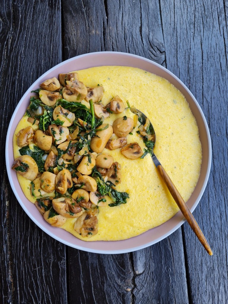 Cremige Polenta Кремообразна полента с гъби и&nbsp;спанак