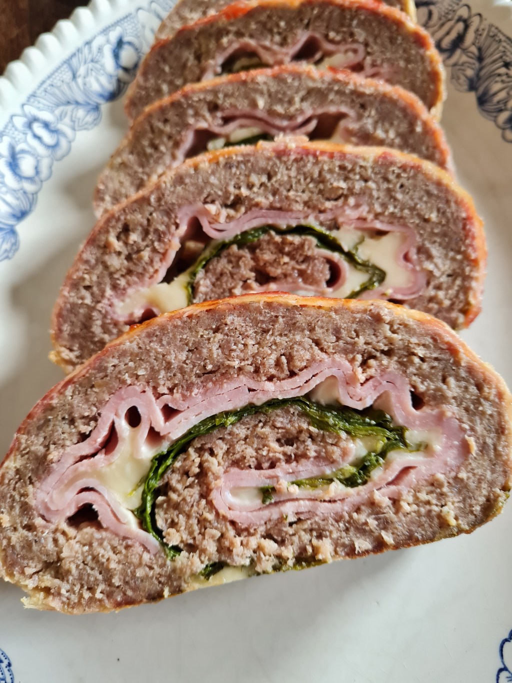 Увито в бекон пълнено руло от&nbsp;кайма