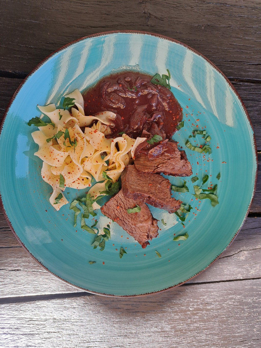 Бавно готвено говеждо месо със сос Тролингер с&nbsp;лук