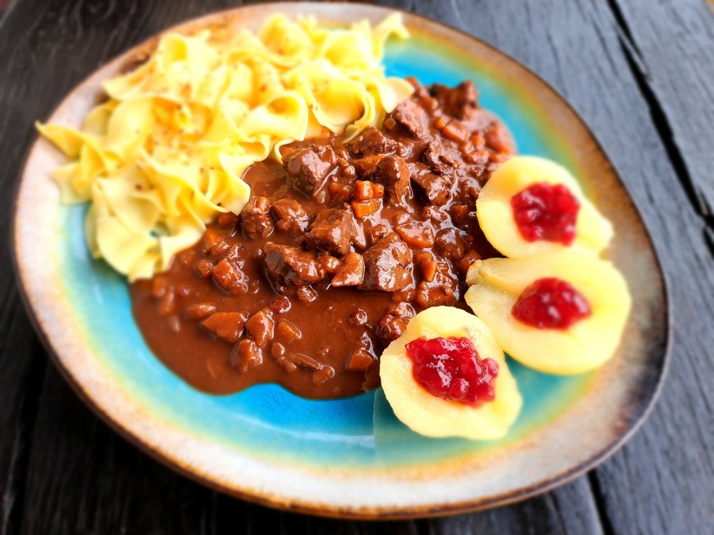 Коледен гулаш от младо диво&nbsp;прасе