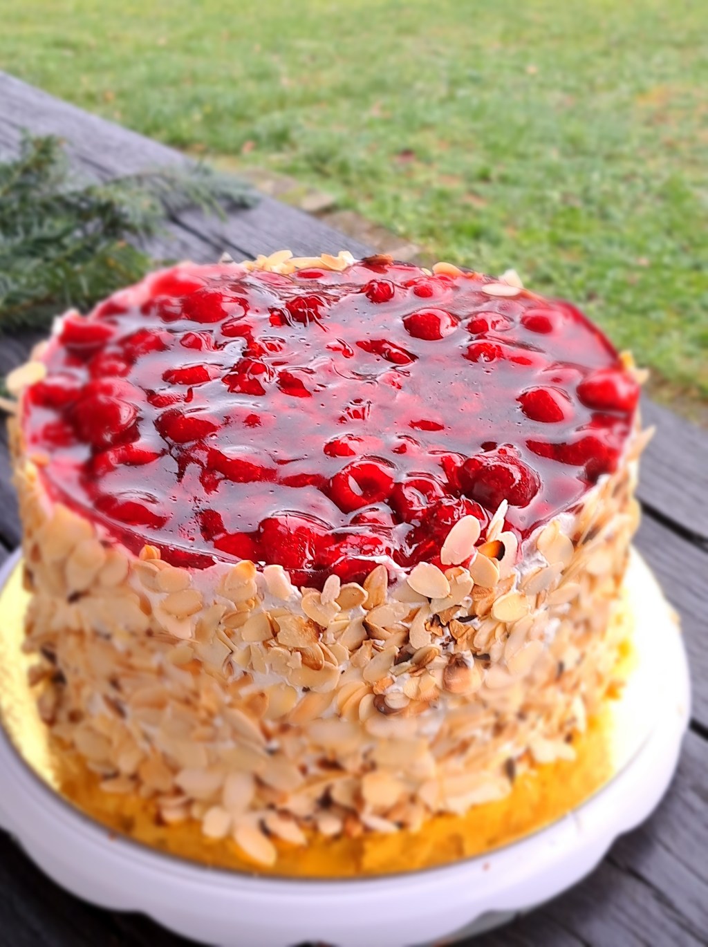 СОЧНА ТОРТА С ЕКЛЕРИ И ГОРСКИ ПЛОДОВЕ&nbsp;Windbeuteltorte