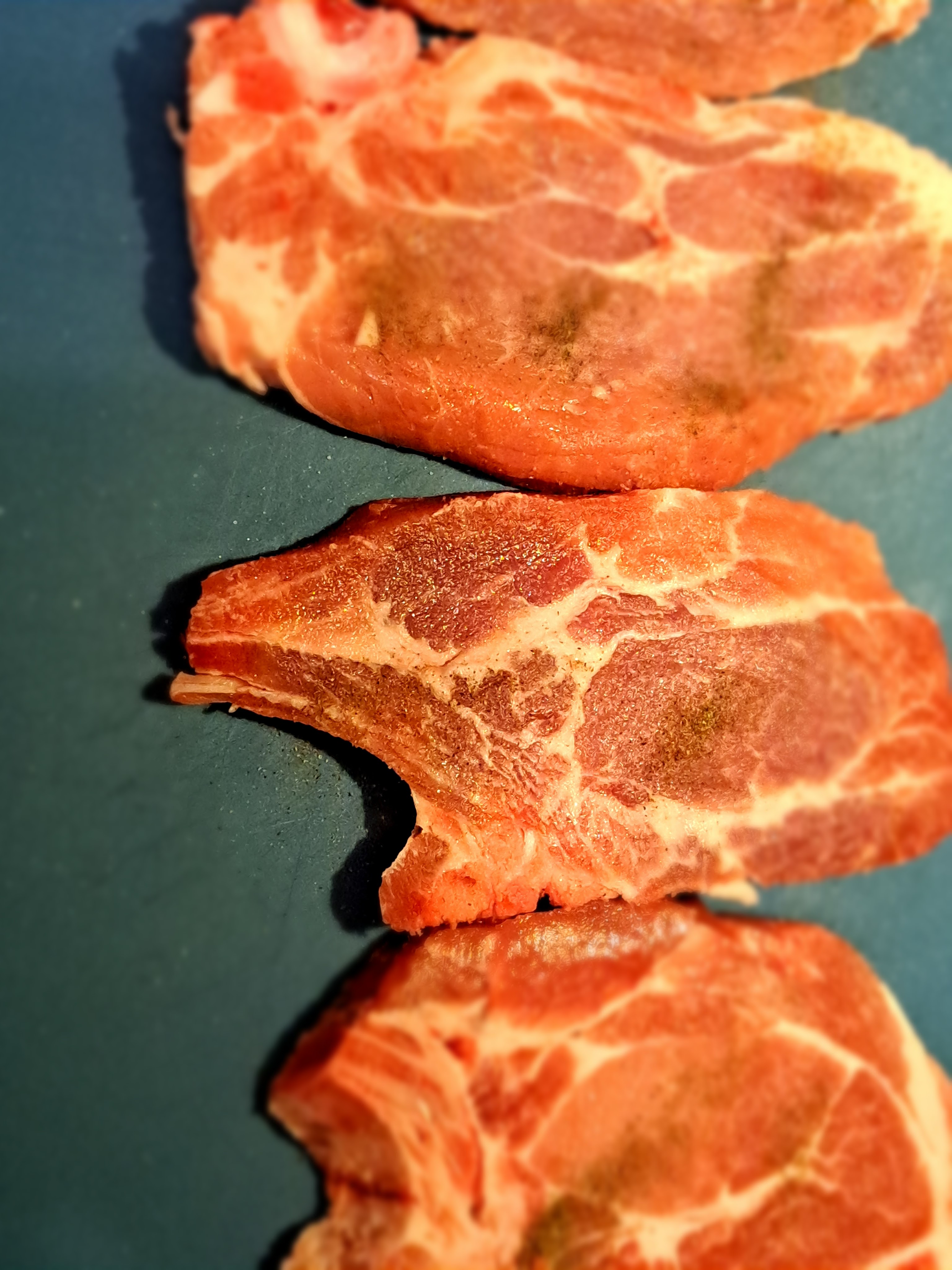 Чеснови свински пържоли с топено сирене