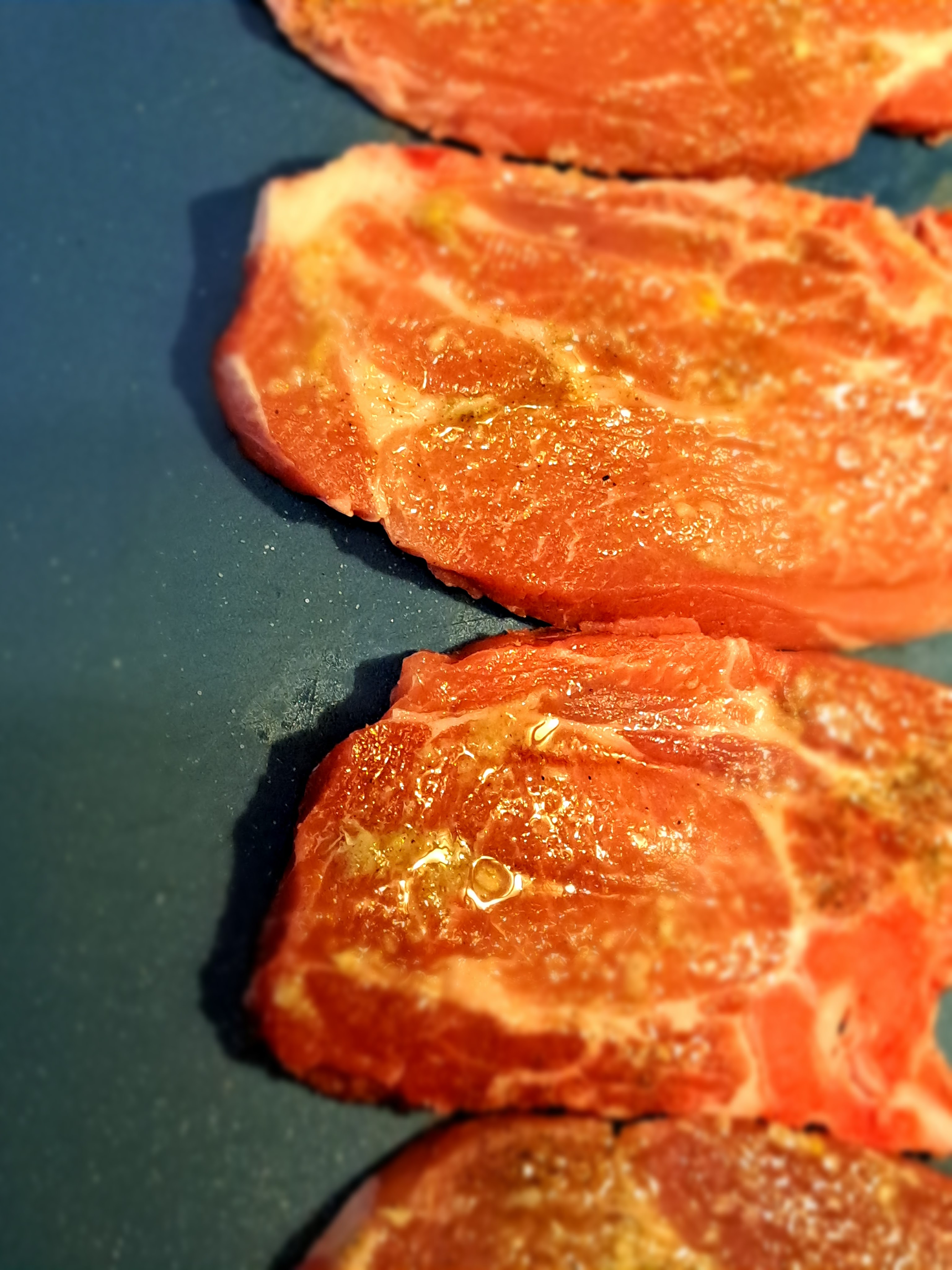 Чеснови свински пържоли с топено сирене