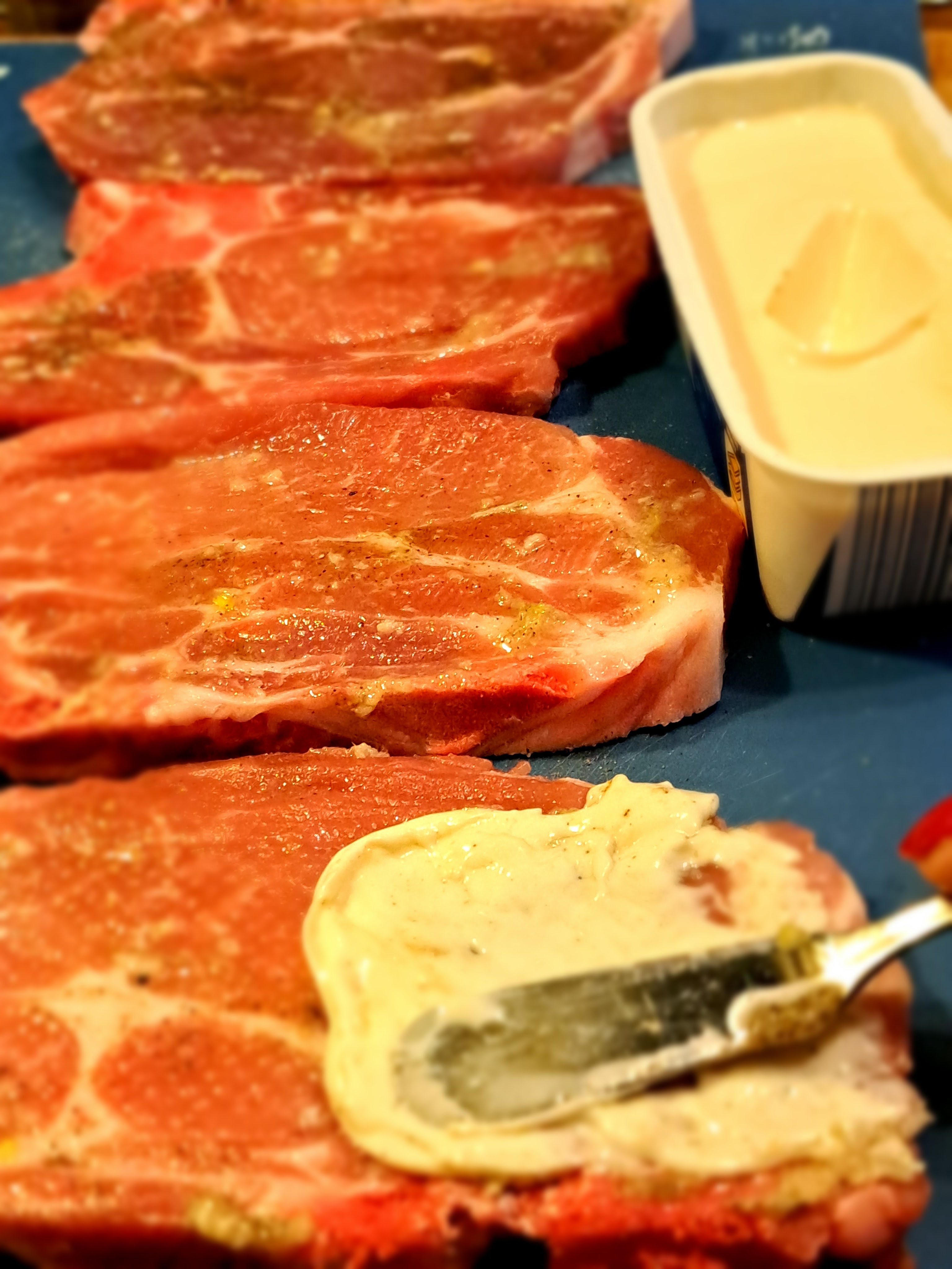 Чеснови свински пържоли с топено сирене