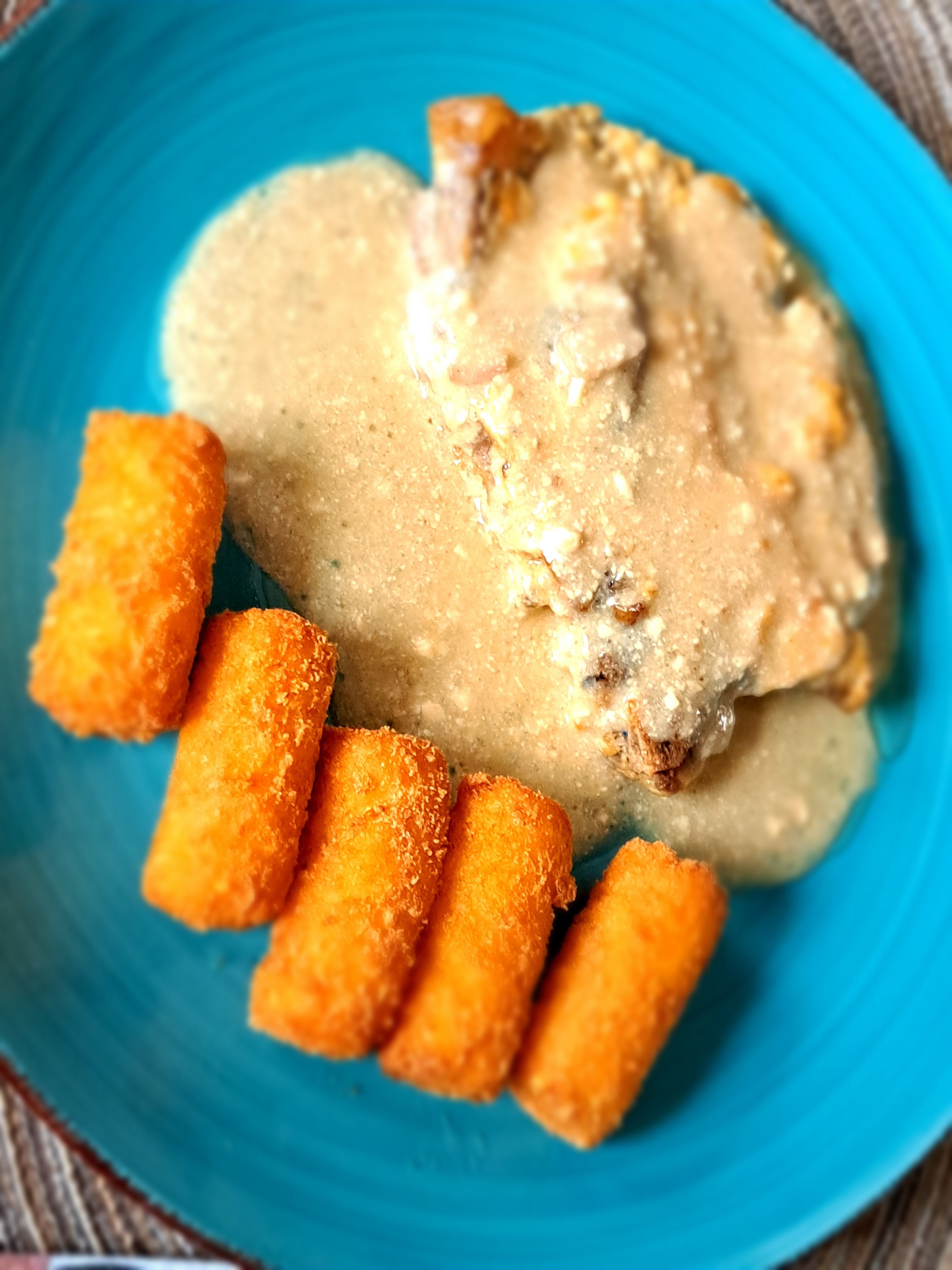 Чеснови свински пържоли с топено сирене