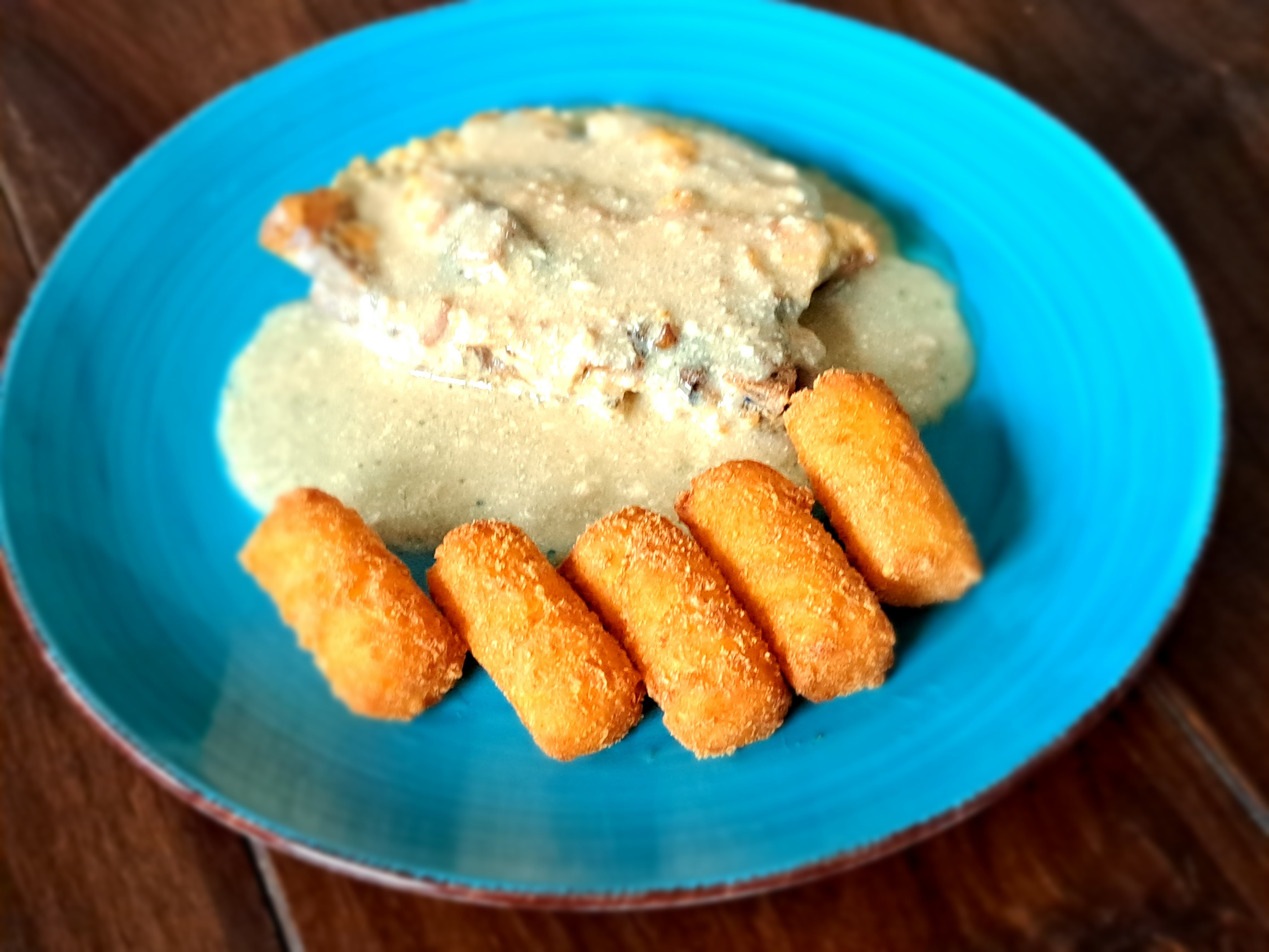 Чеснови свински пържоли с топено сирене