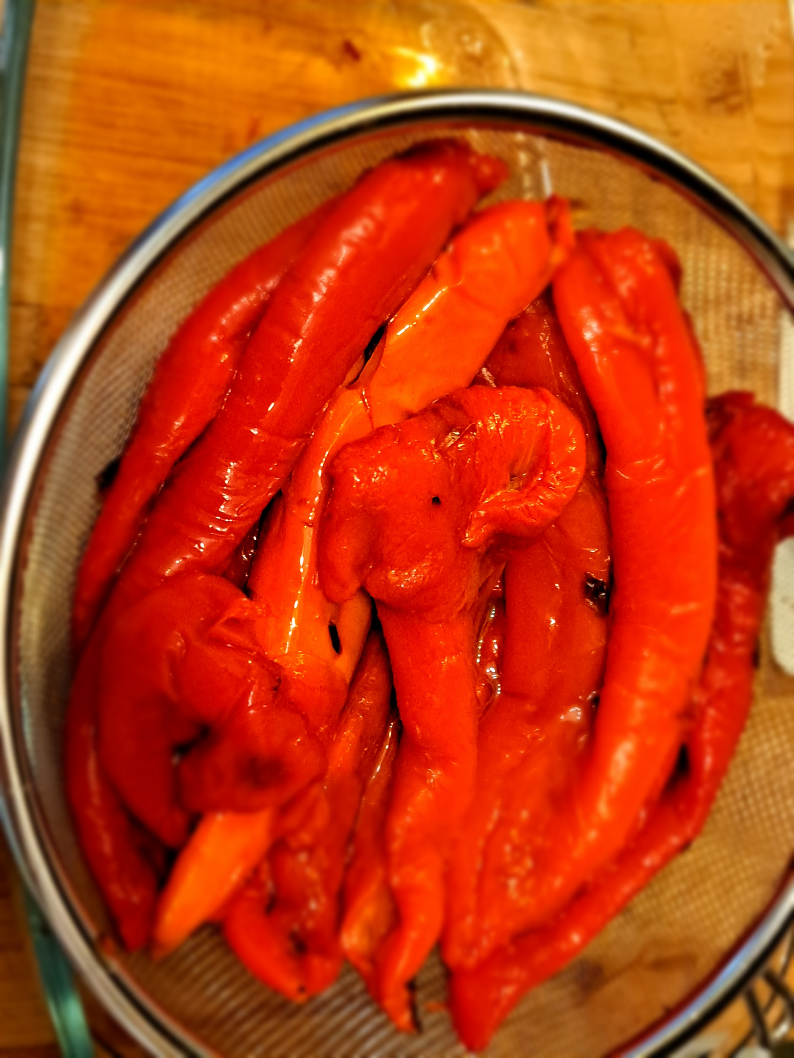 Салата пържени червени чушки