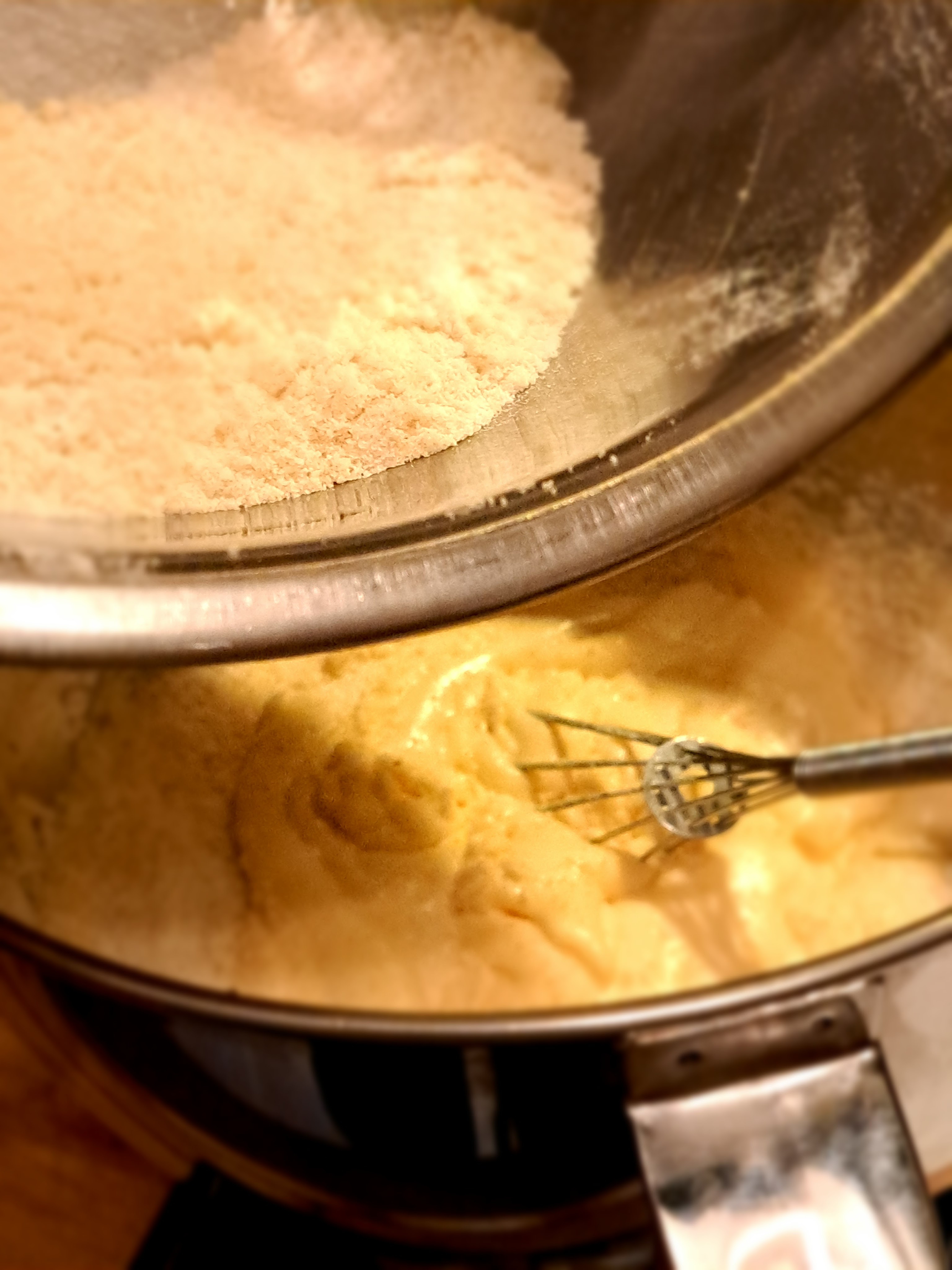 Бяла мусова торта с малини и ягоди