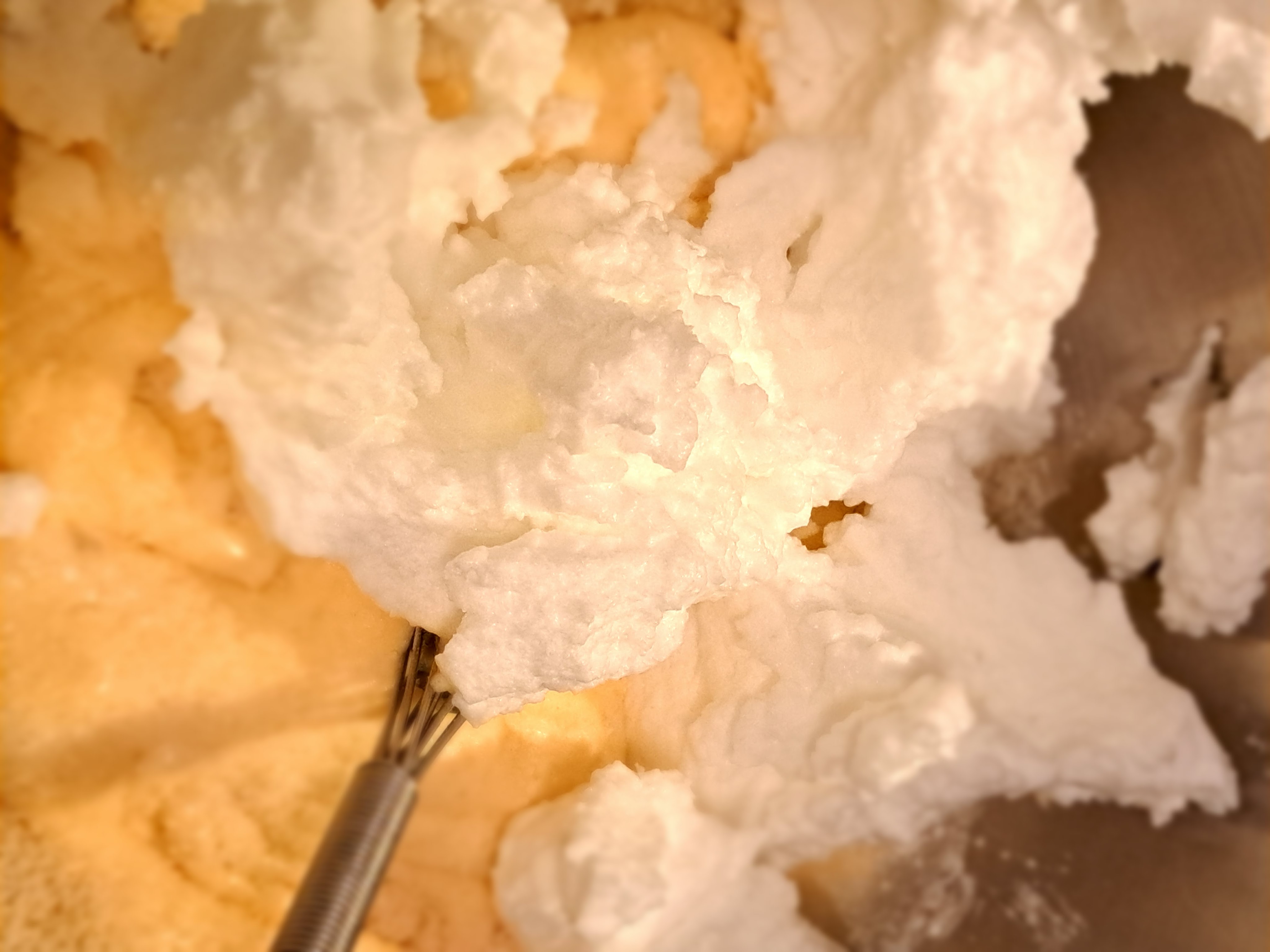 Бяла мусова торта с малини и ягоди