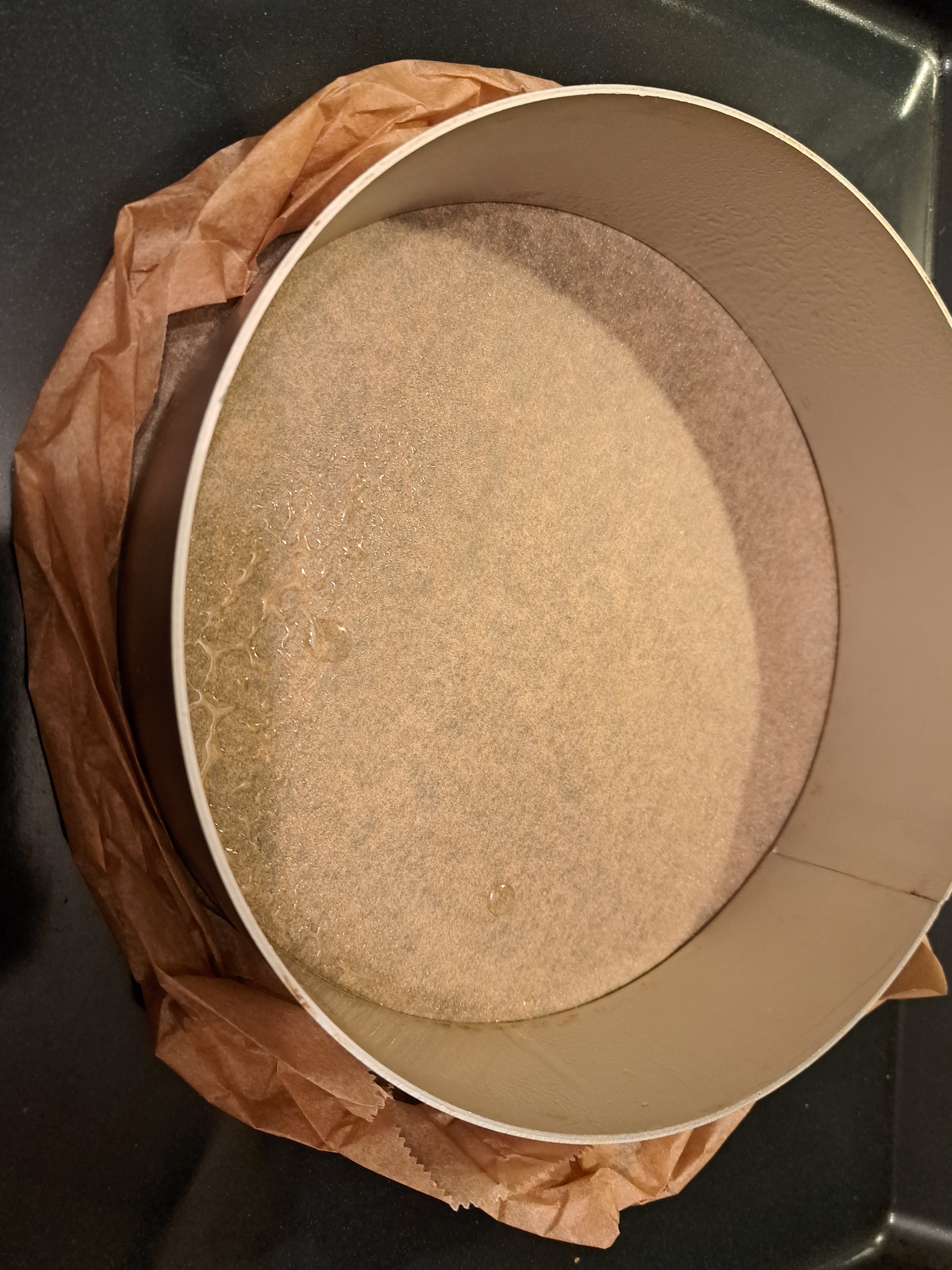 Бяла мусова торта с малини и ягоди