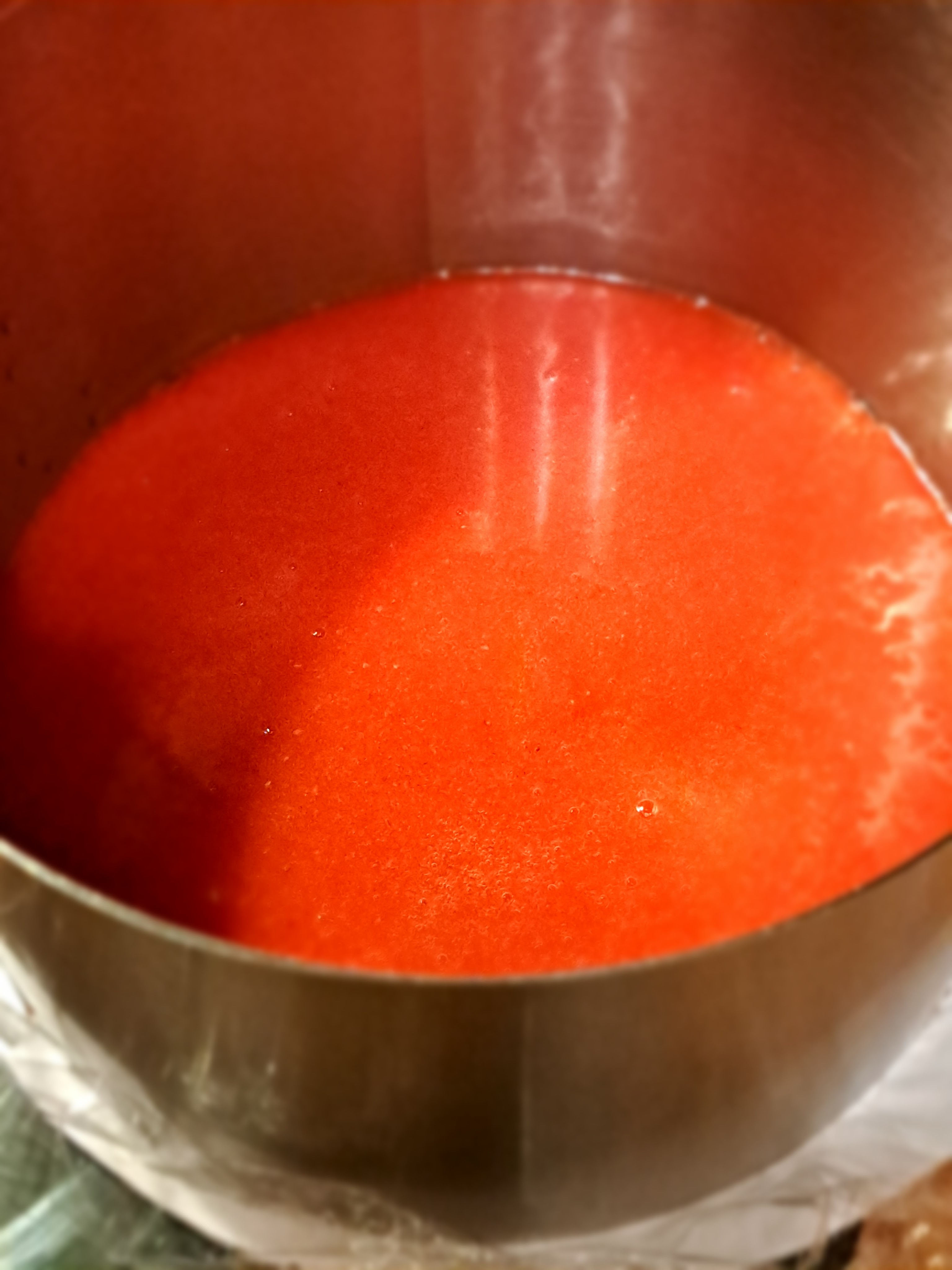 Бяла мусова торта с малини и ягоди