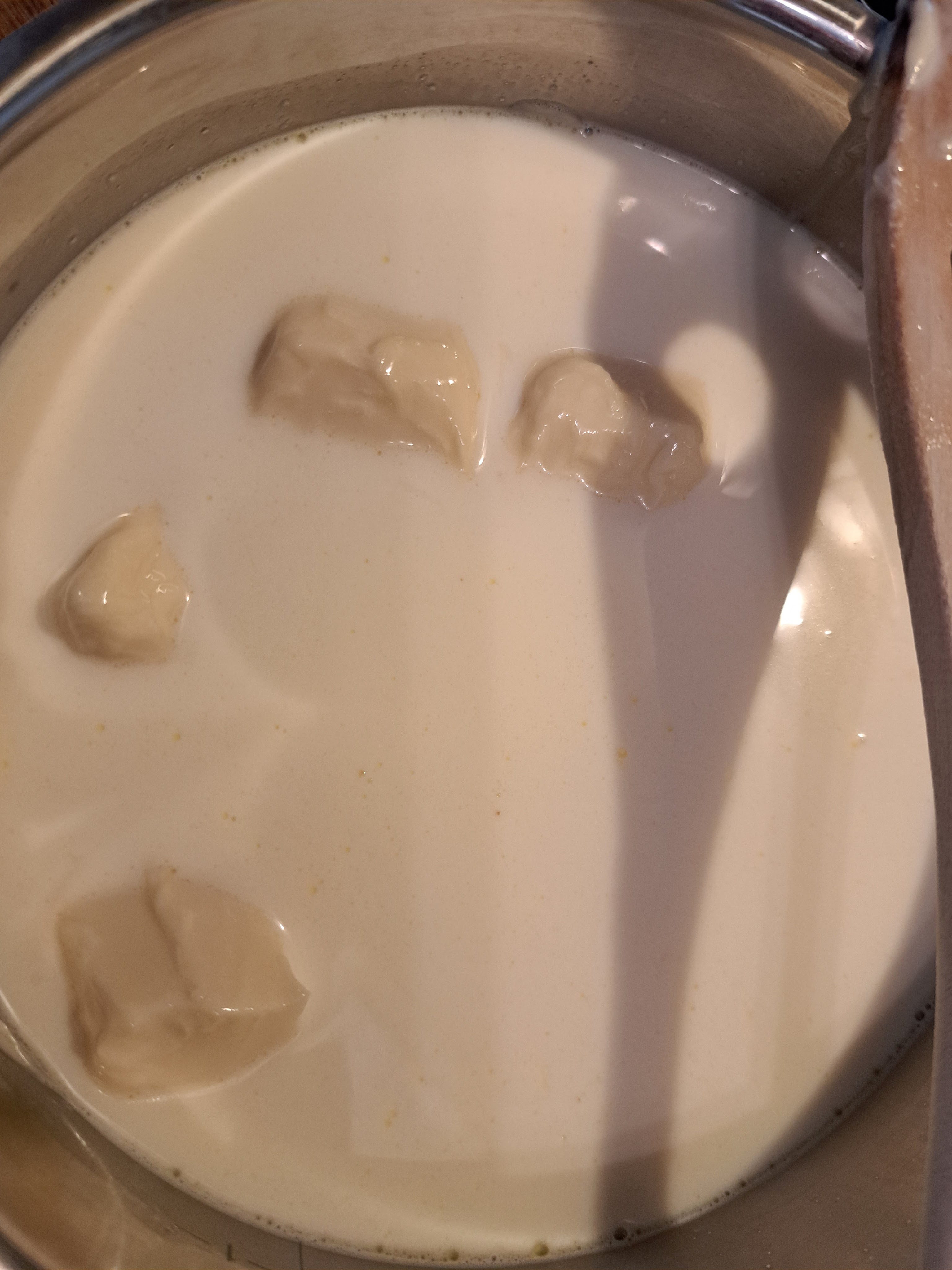 Бяла мусова торта с малини и ягоди