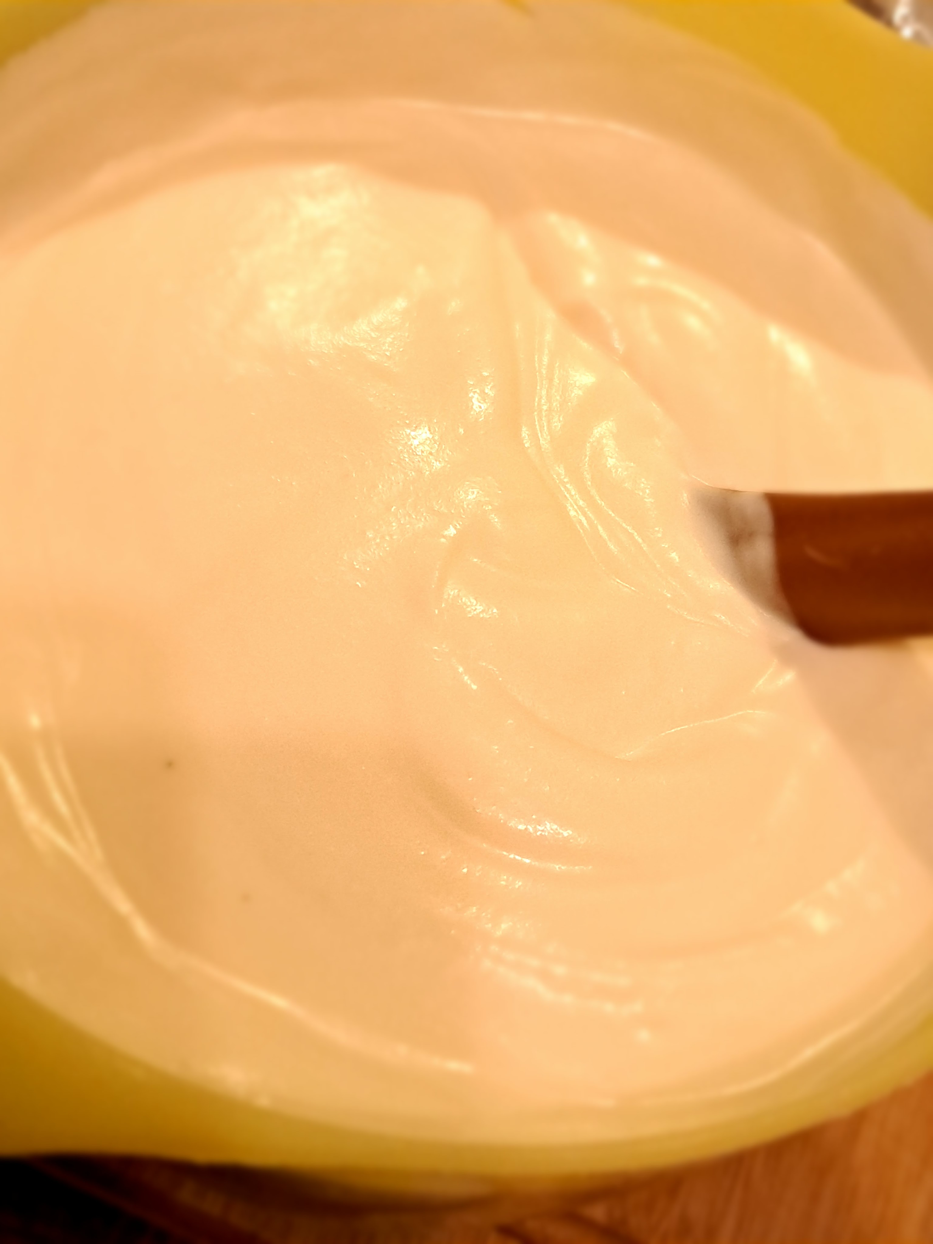 Бяла мусова торта с малини и ягоди