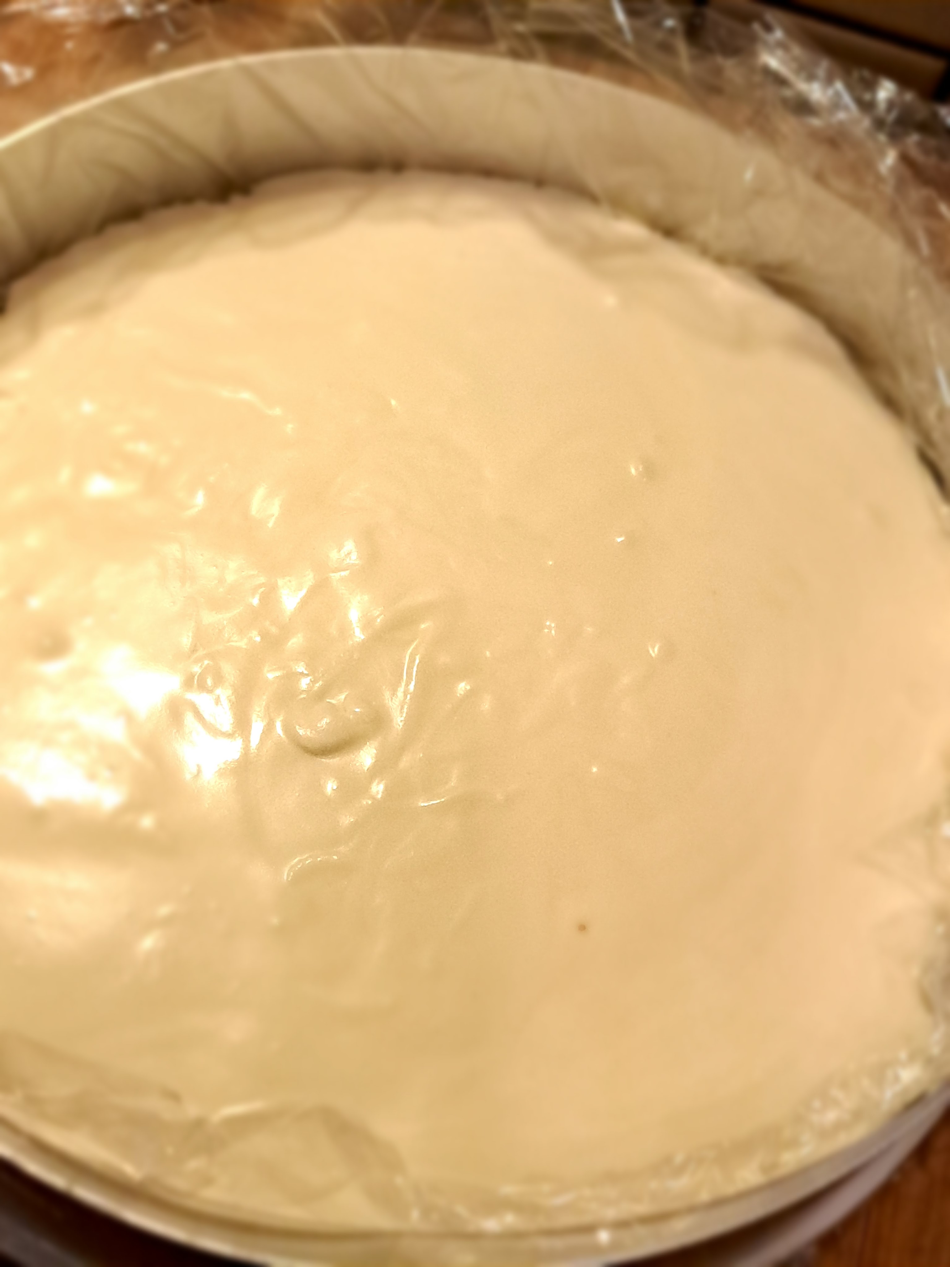 Бяла мусова торта с малини и ягоди