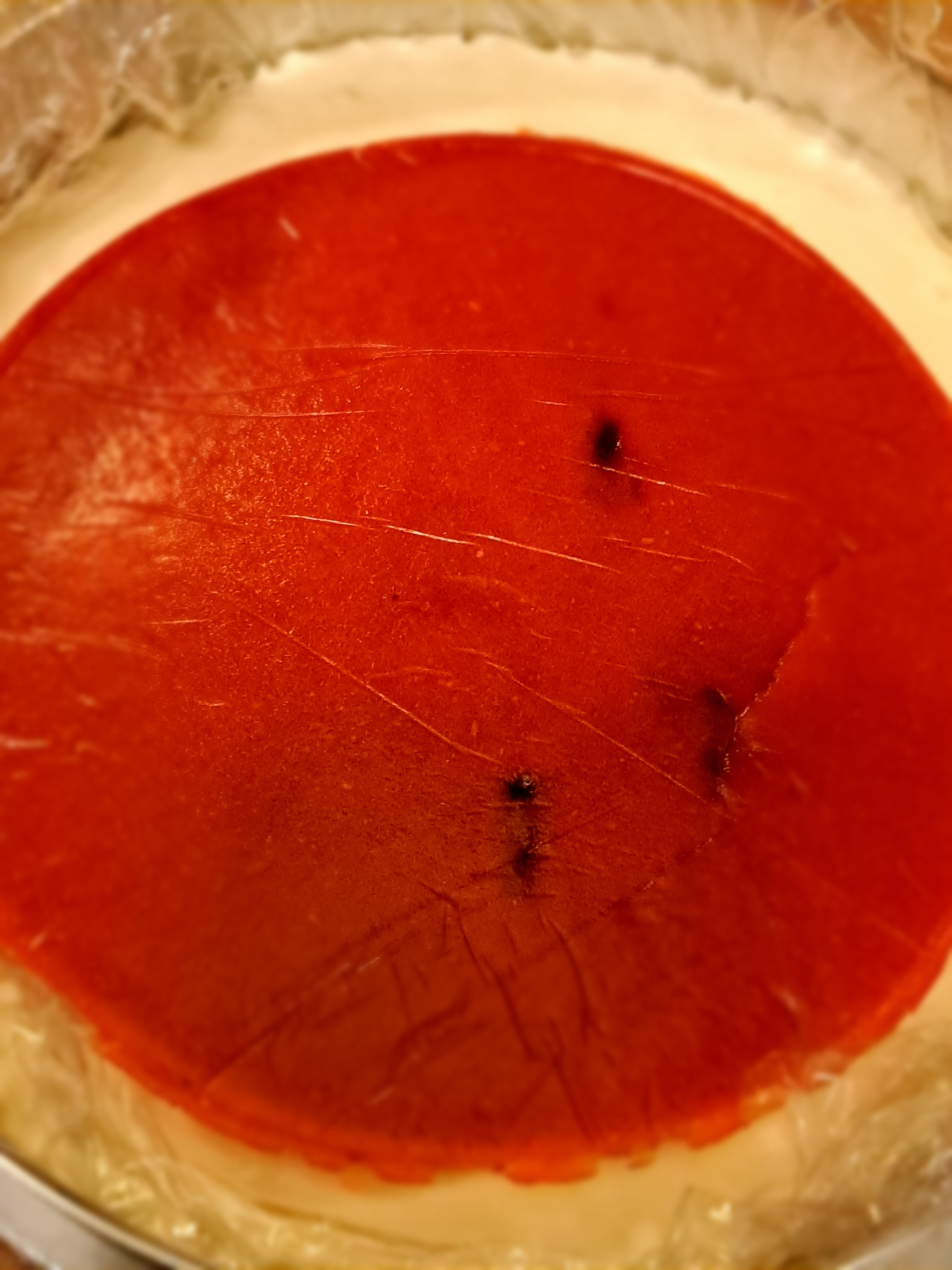 Бяла мусова торта с малини и ягоди