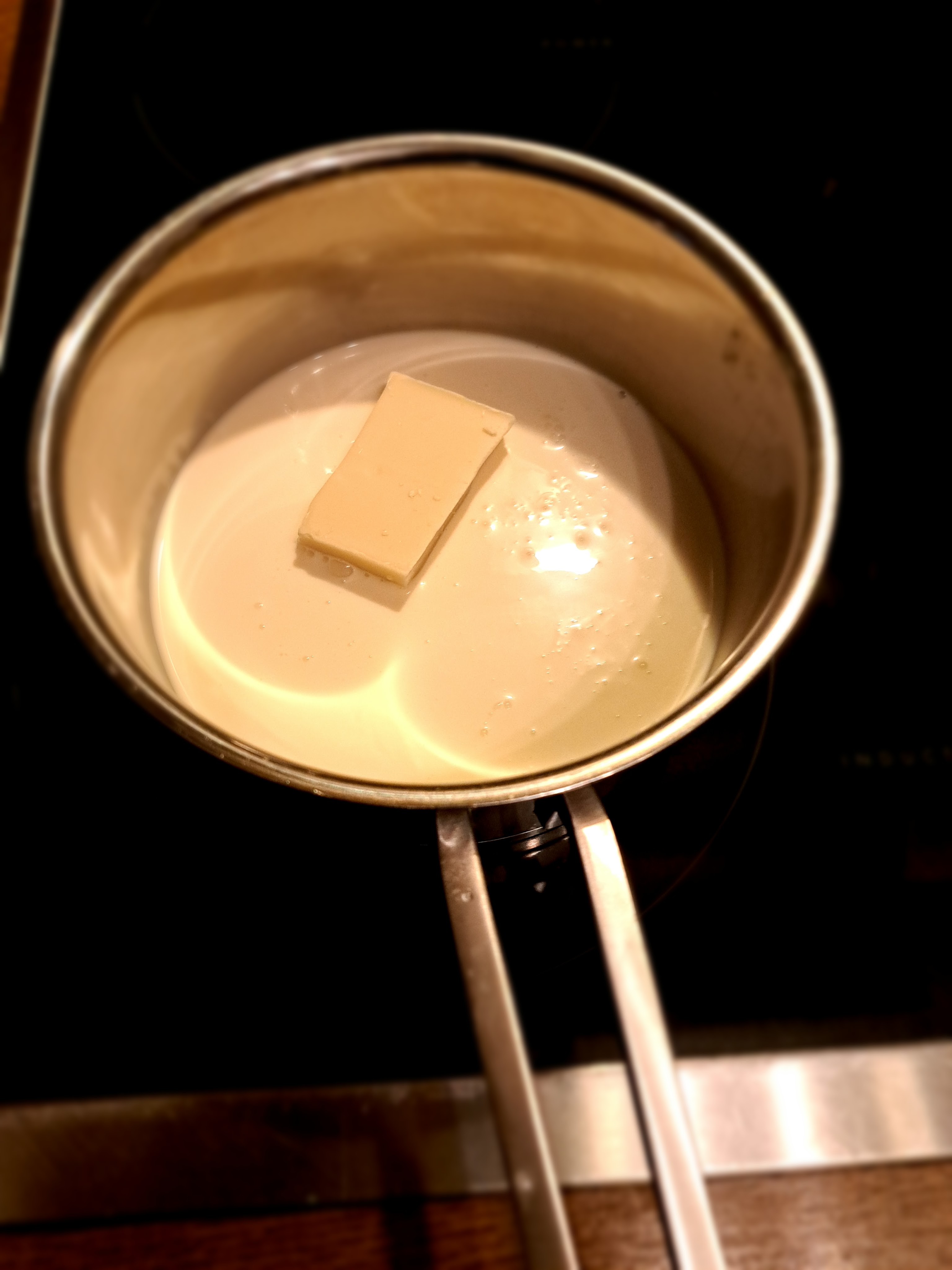 Бяла мусова торта с малини и ягоди