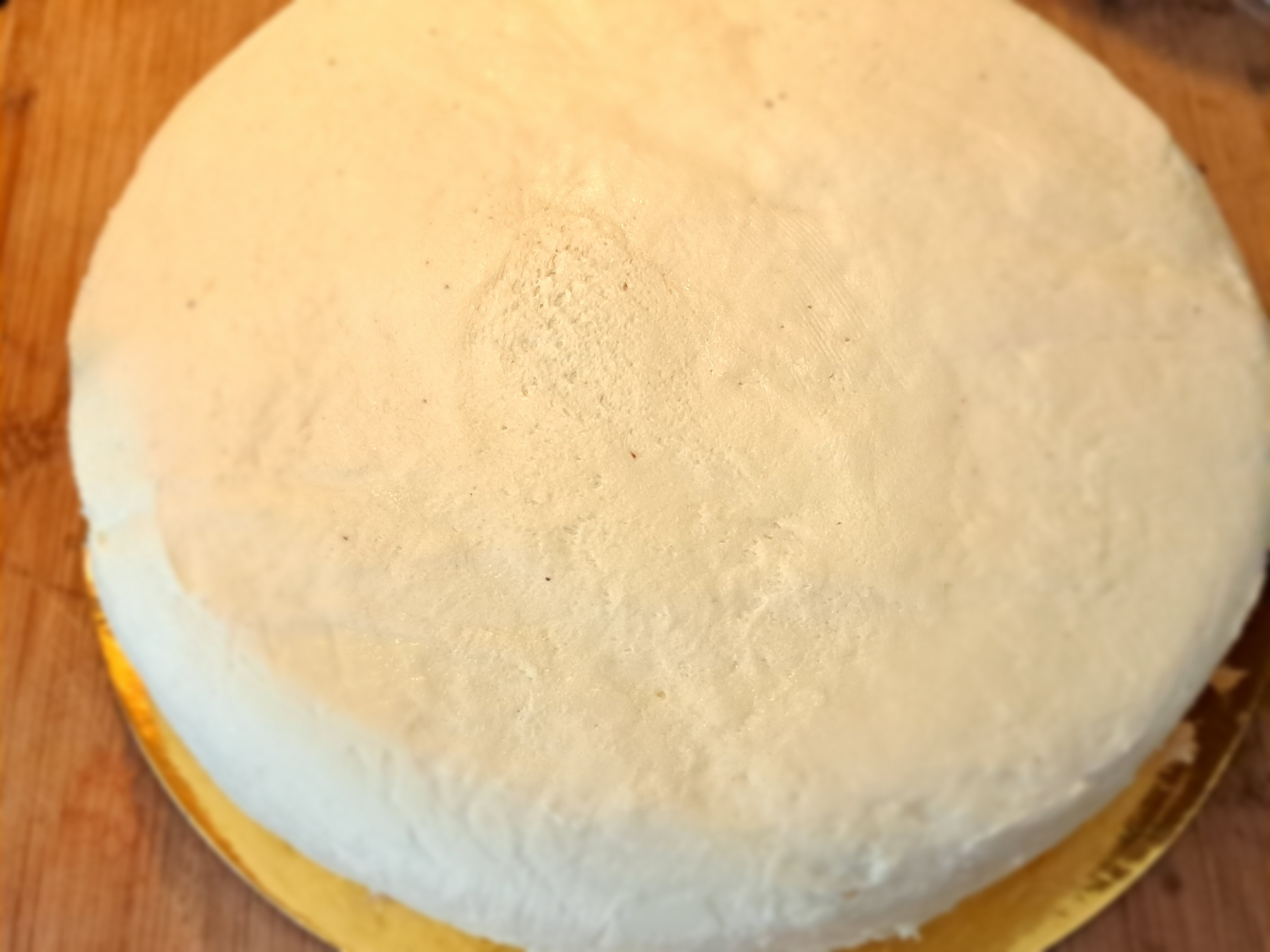 Бяла мусова торта с малини и ягоди