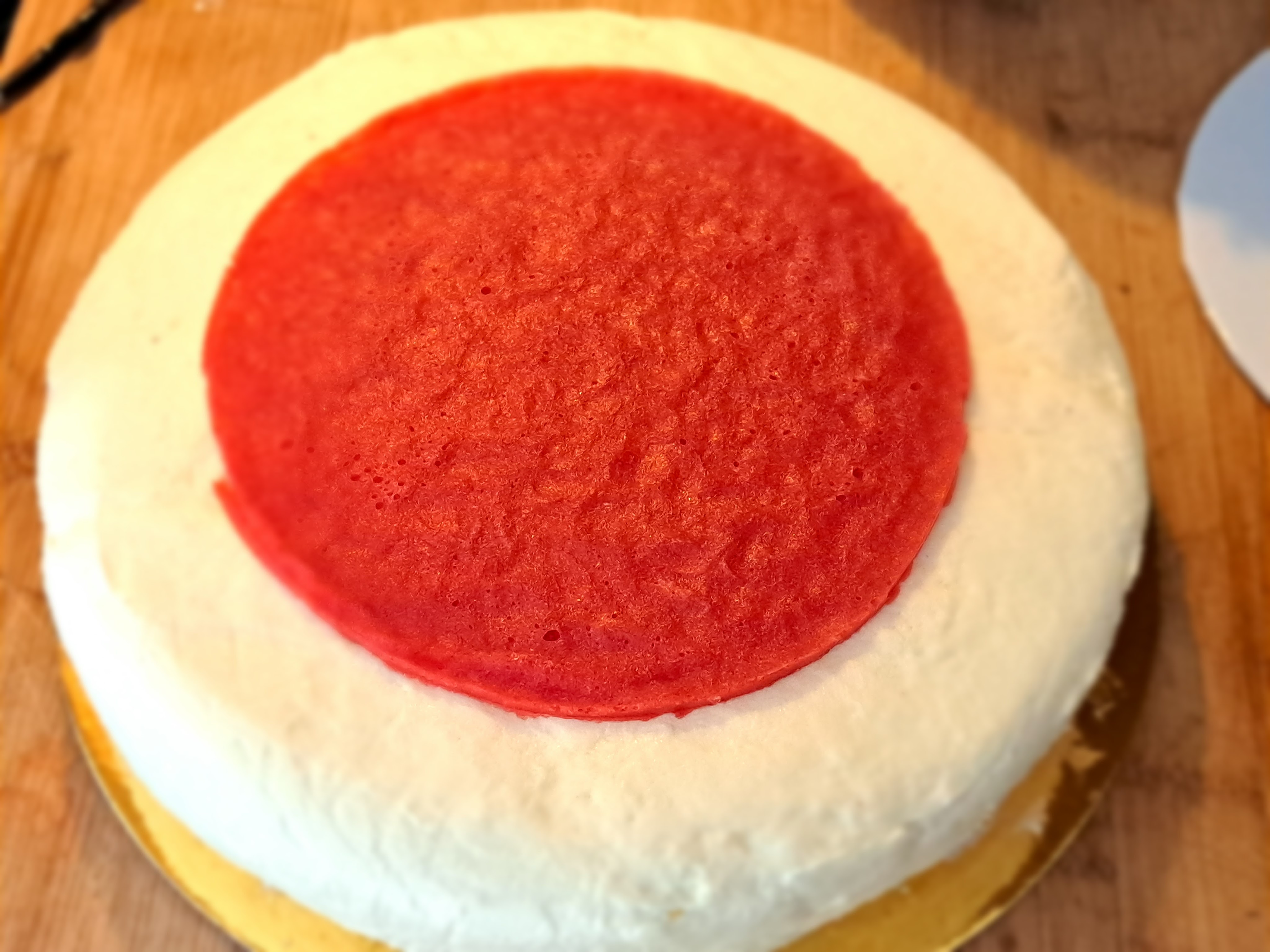 Бяла мусова торта с малини и ягоди