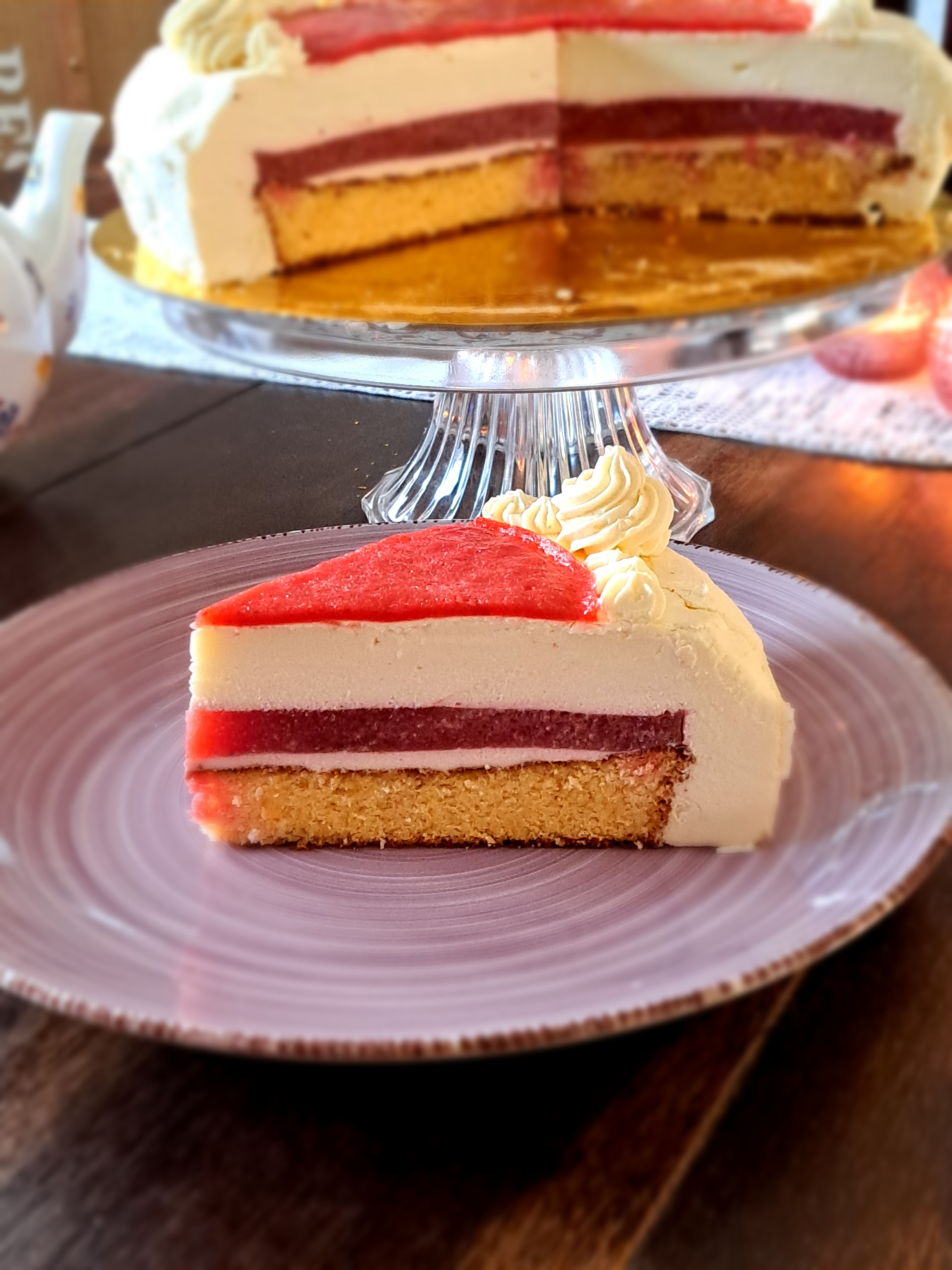 Бяла мусова торта с малини и ягоди