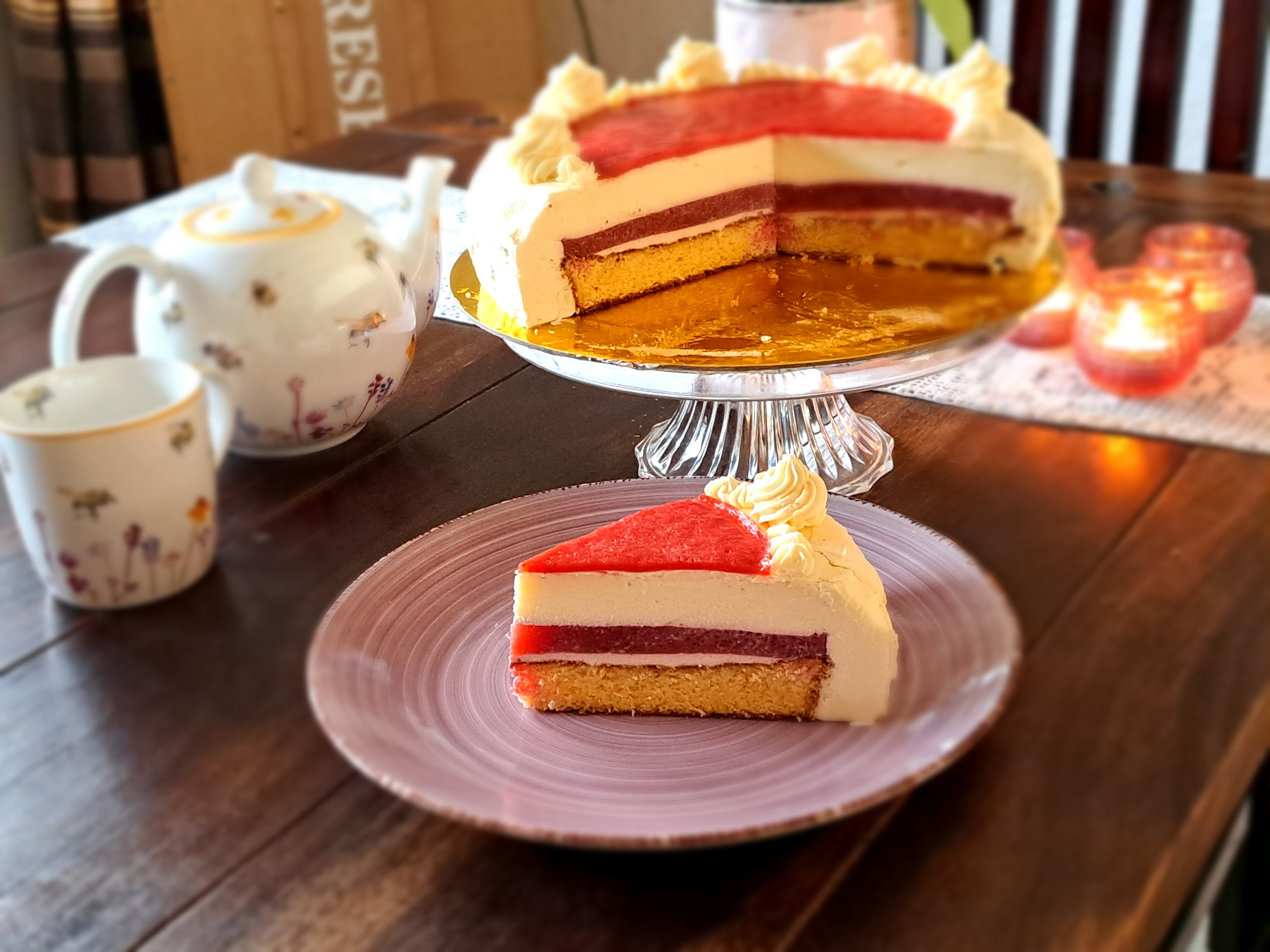 Бяла мусова торта с малини и ягоди