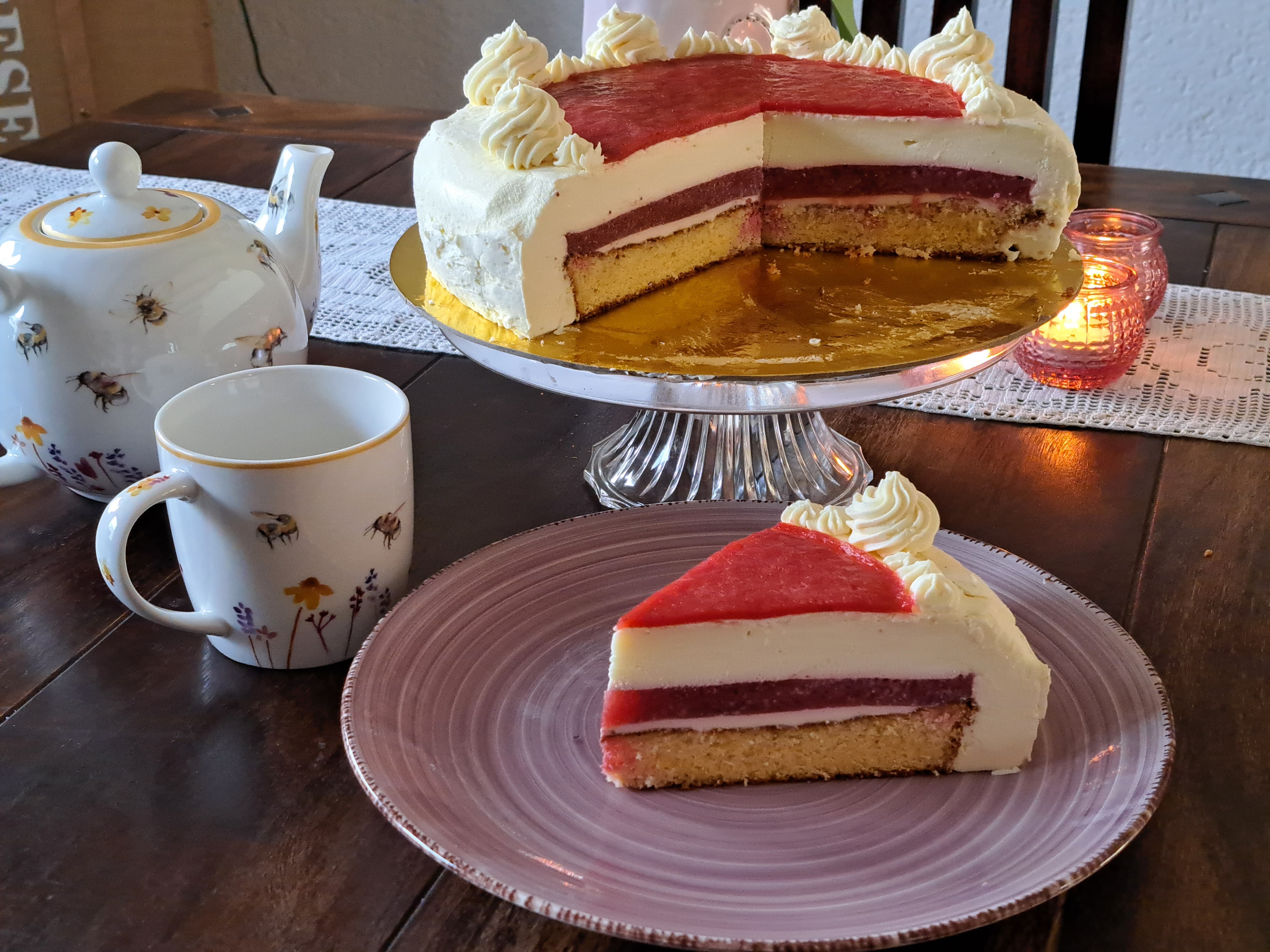 Бяла мусова торта с малини и ягоди