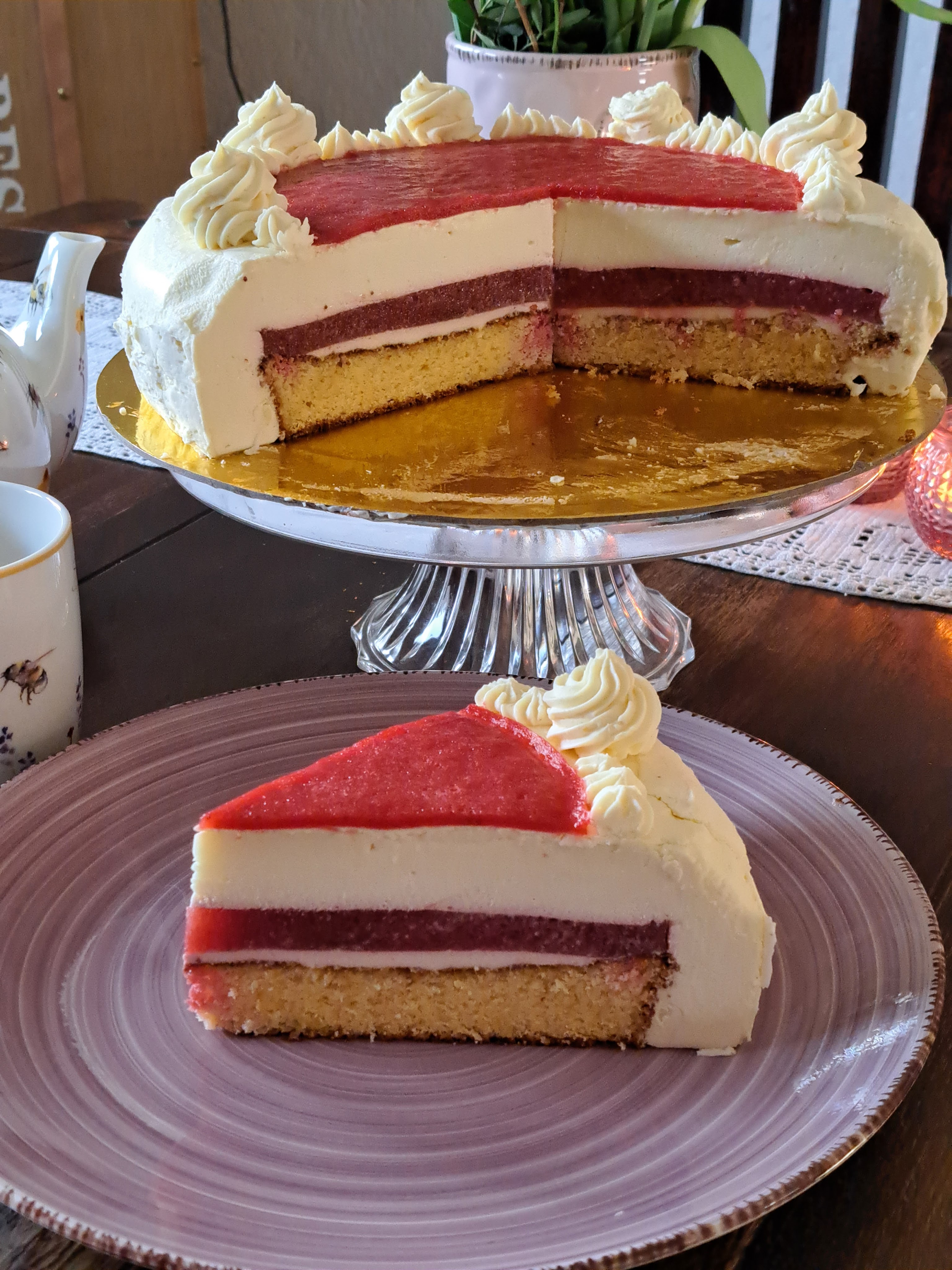 Бяла мусова торта с малини и ягоди