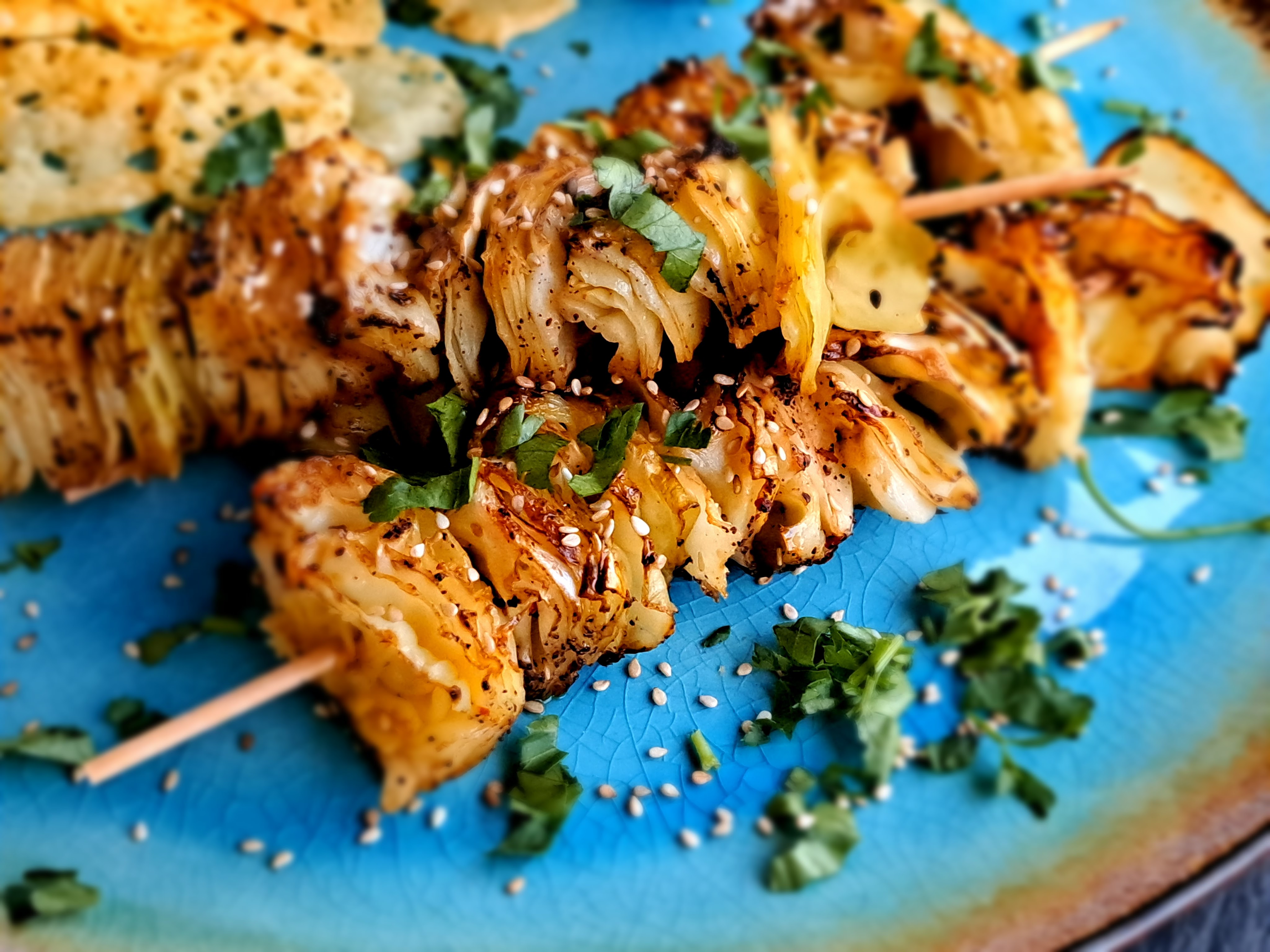 Шишчета със зеле, домашен айвар и чипс от гауда