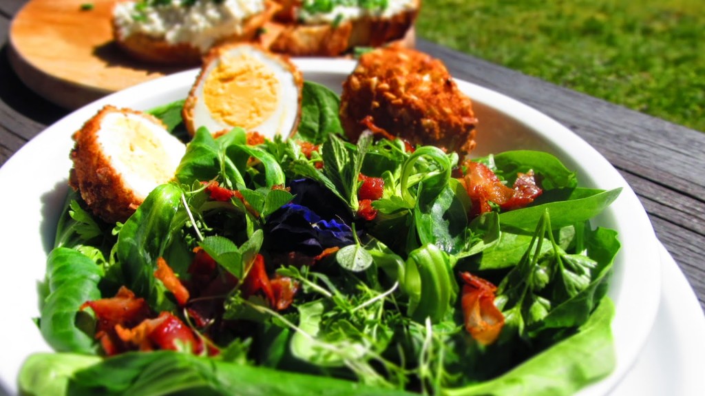 ПРОЛЕТНА САЛАТА С ПАНИРАНИ&nbsp;ЯЙЦА