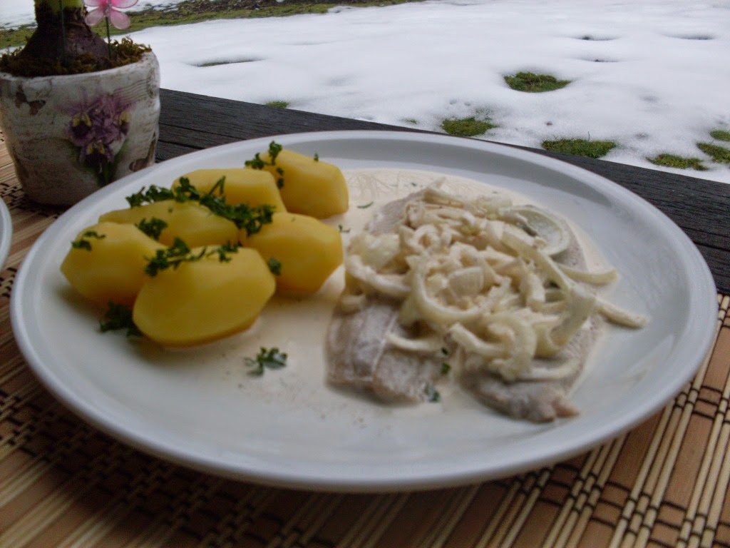 ХЕРИНГА С ЛУК И&nbsp;СМЕТАНА