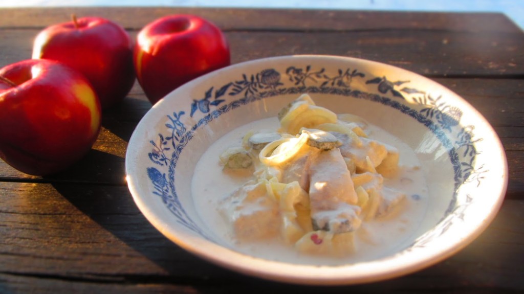 ХЕРИНГА В ПУХКАВ СМЕТАНОВ СОС ПО СТАРА НЕМСКА&nbsp;РЕЦЕПТА