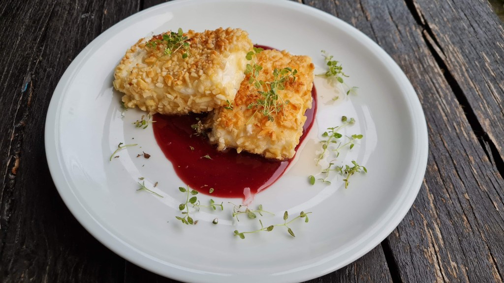 ПАНИРАНО ФЕТА СИРЕНЕ СЪС СЛАДКО – КИСЕЛ&nbsp;СОС