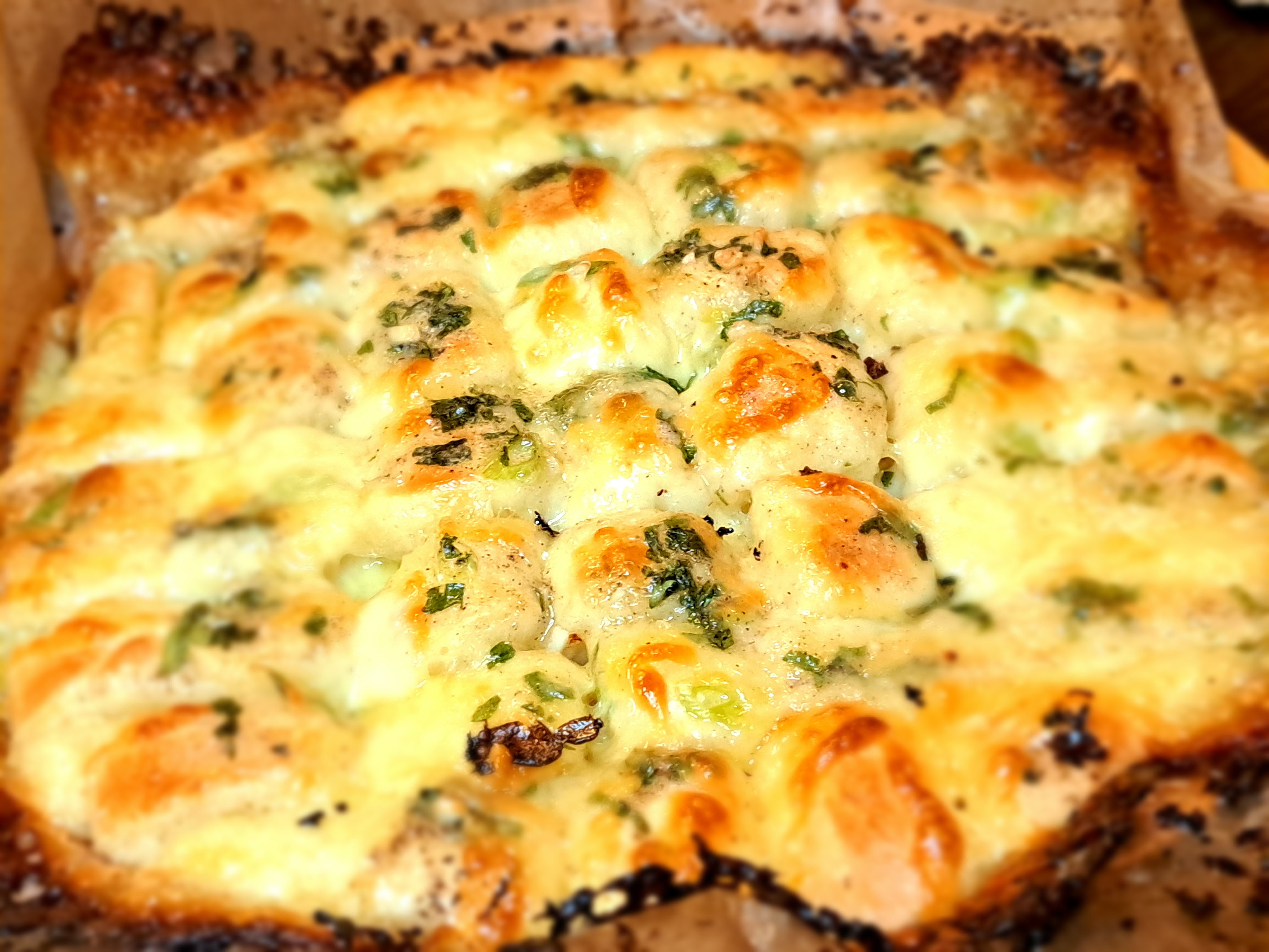 Вкусно хлебче с моцарела и чесън