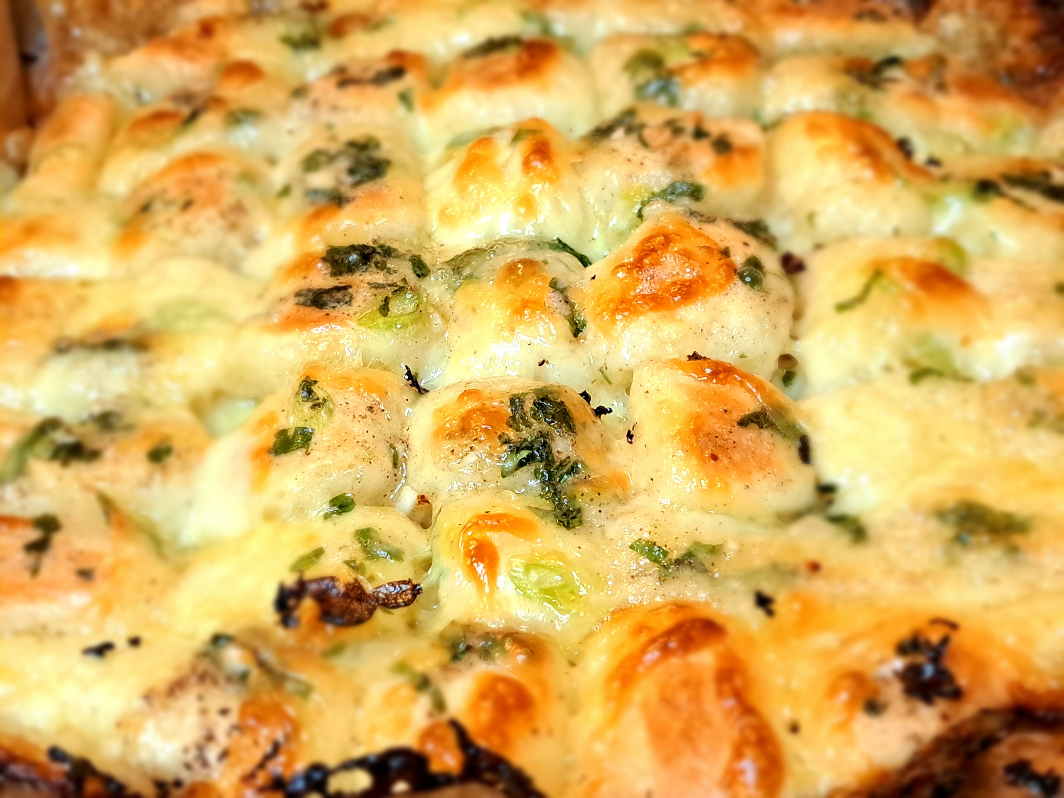 Вкусно хлебче с моцарела и чесън