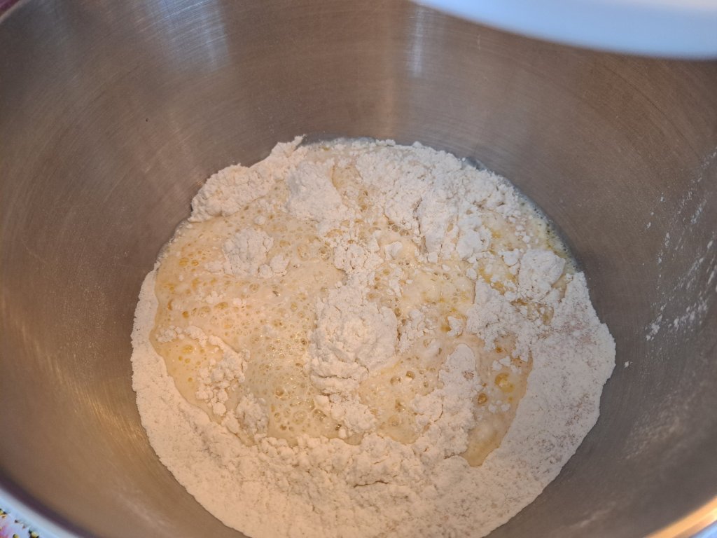 Много лесен и сочен козунак с марципан 