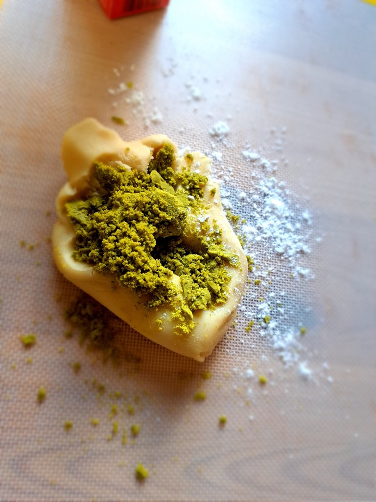 Много лесен и сочен козунак с марципан 