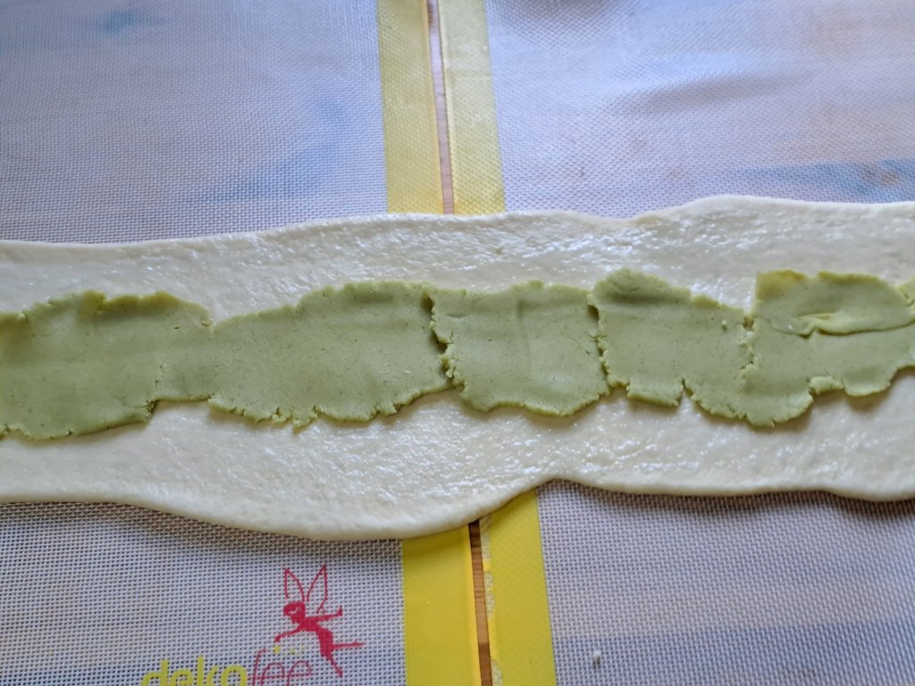 Много лесен и сочен козунак с марципан 