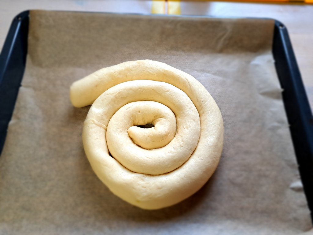 Много лесен и сочен козунак с марципан 