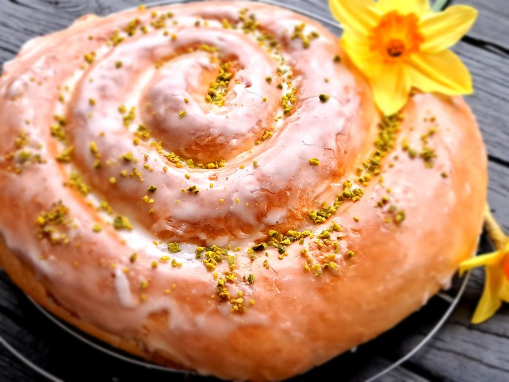 Много лесен и сочен козунак с марципан 