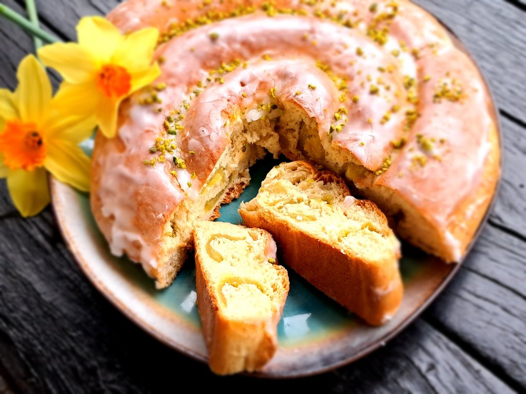 Много лесен и сочен козунак с марципан 